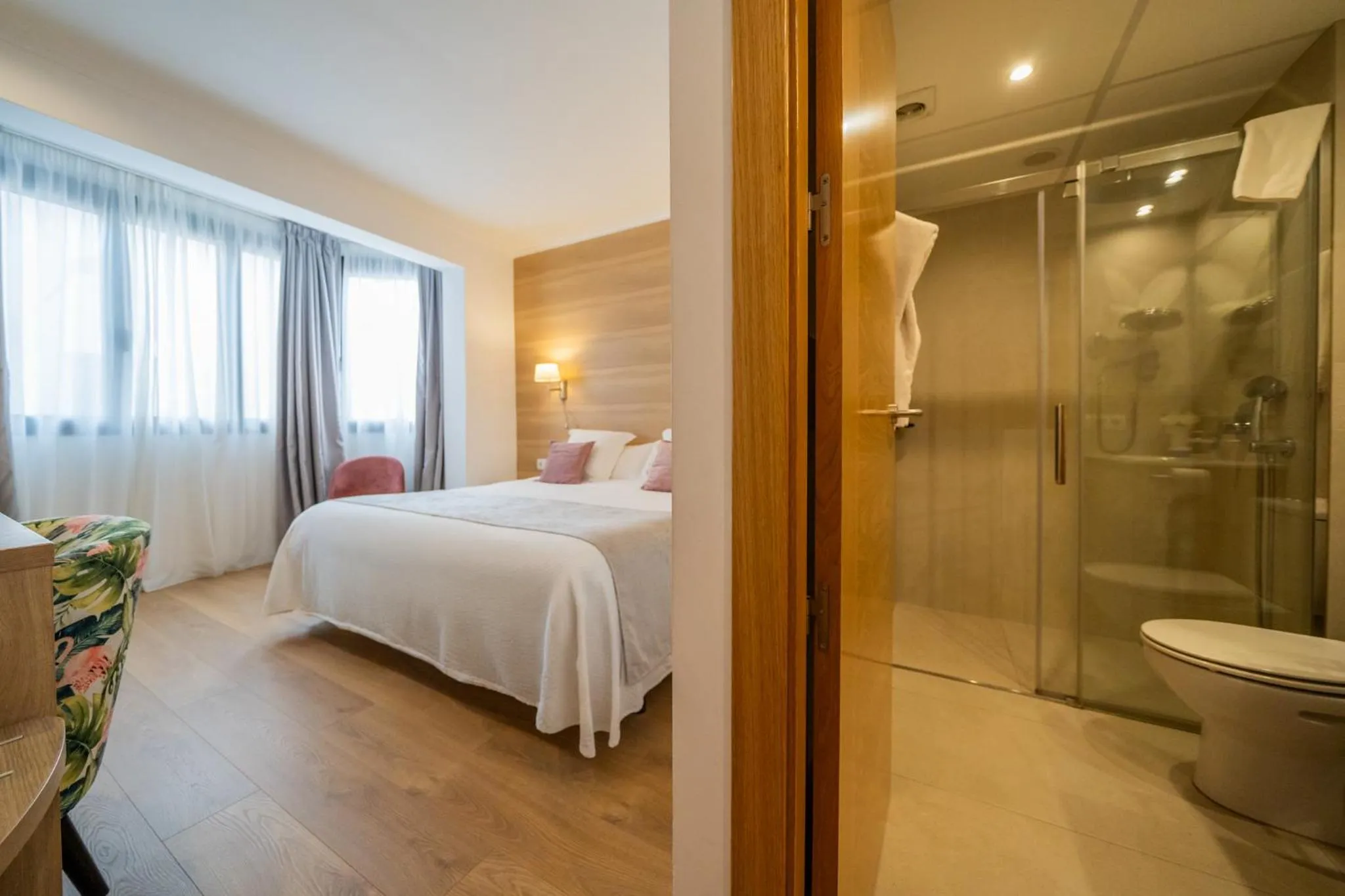 Photo of the whole room, Bed in Hostal Menurka