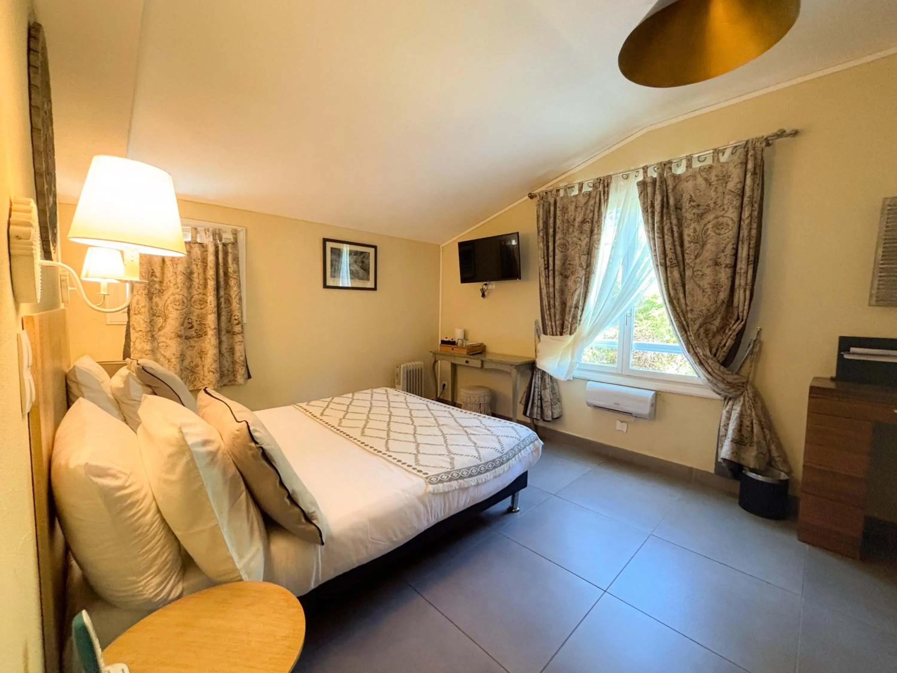 Photo of the whole room, Bed in Hotel Le Cilaos