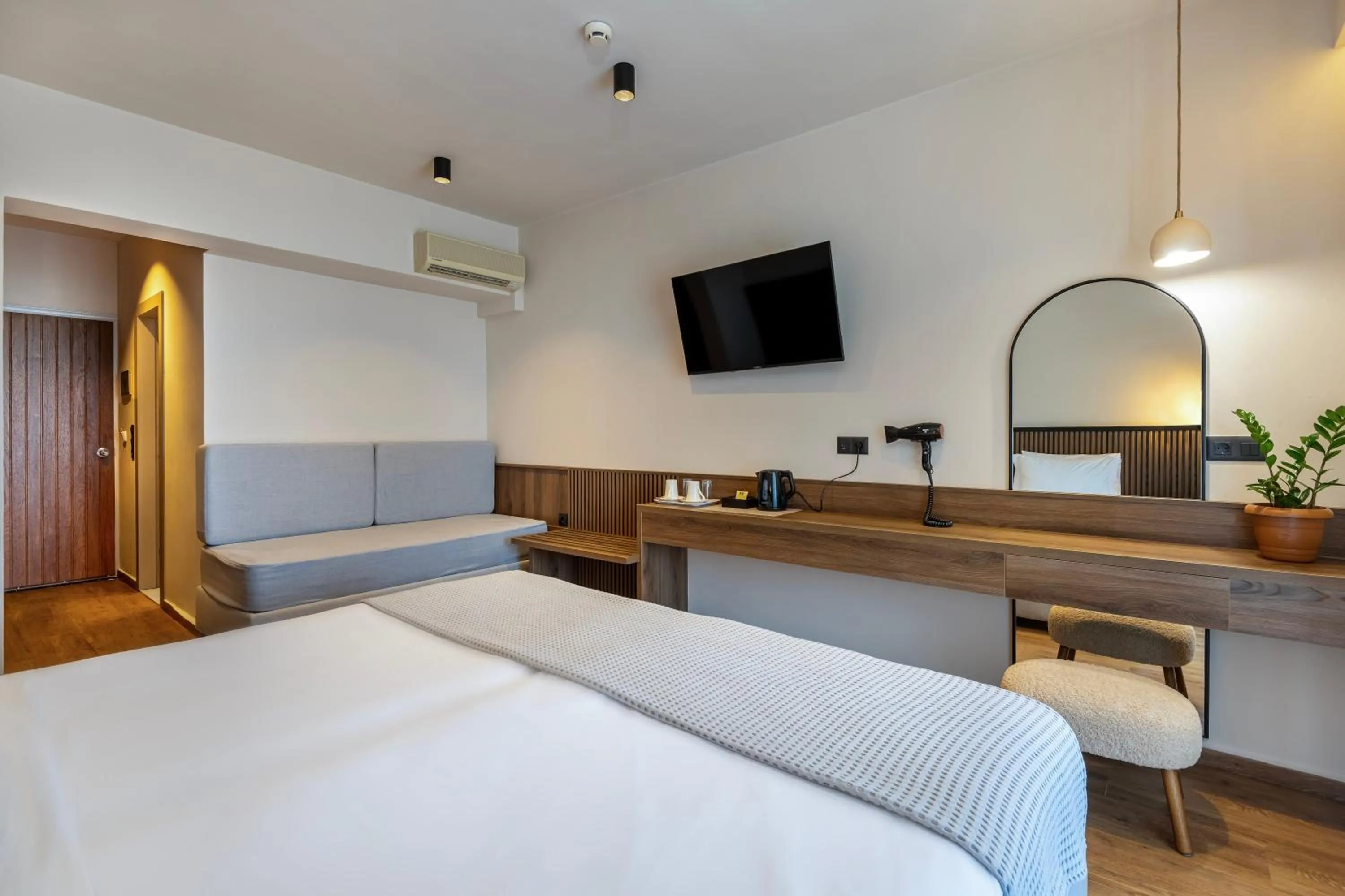 Photo of the whole room, Bed in Kalimera Mare