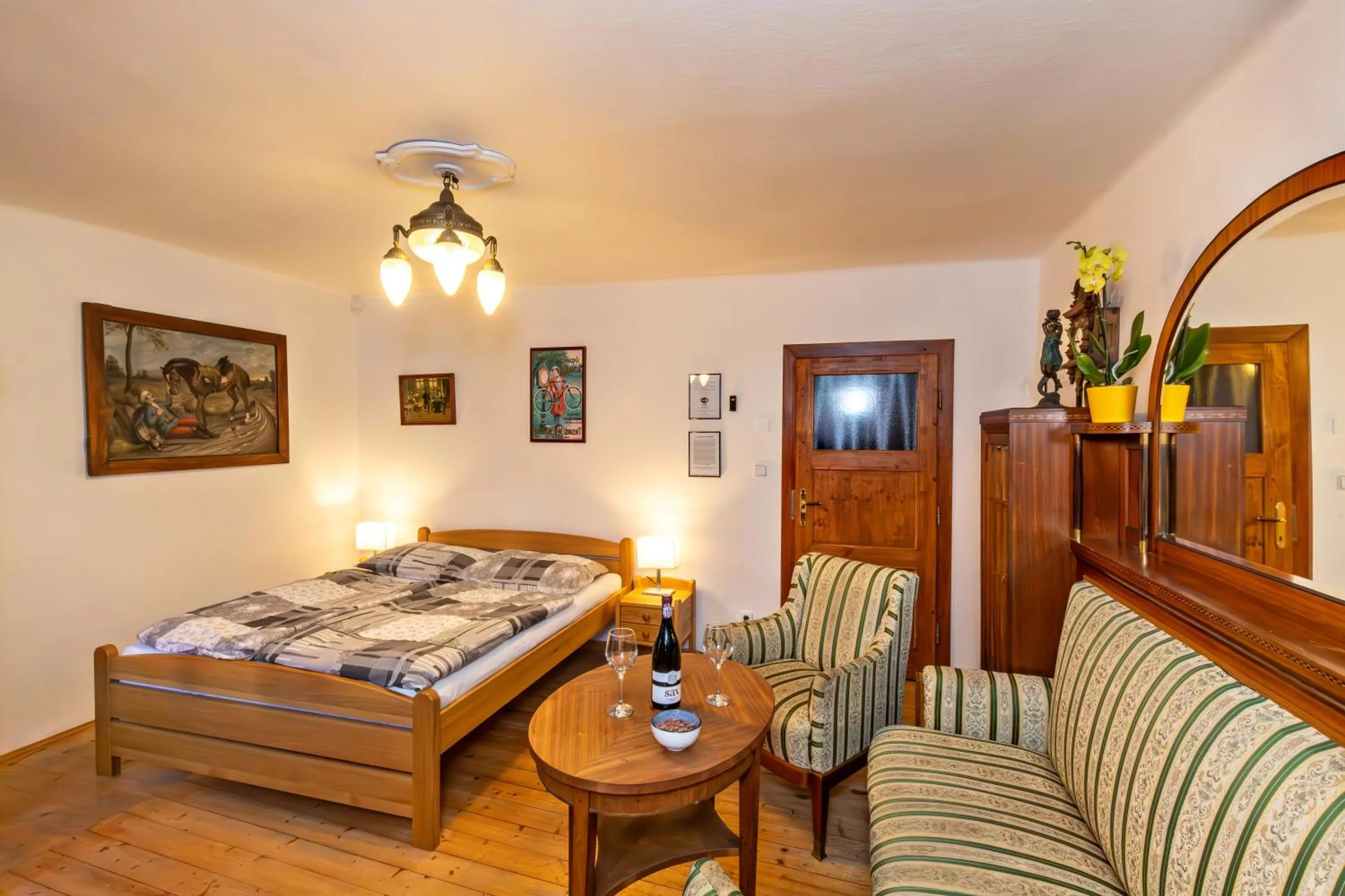 Living room, Bed in Pension Nostalgie - Minihotel