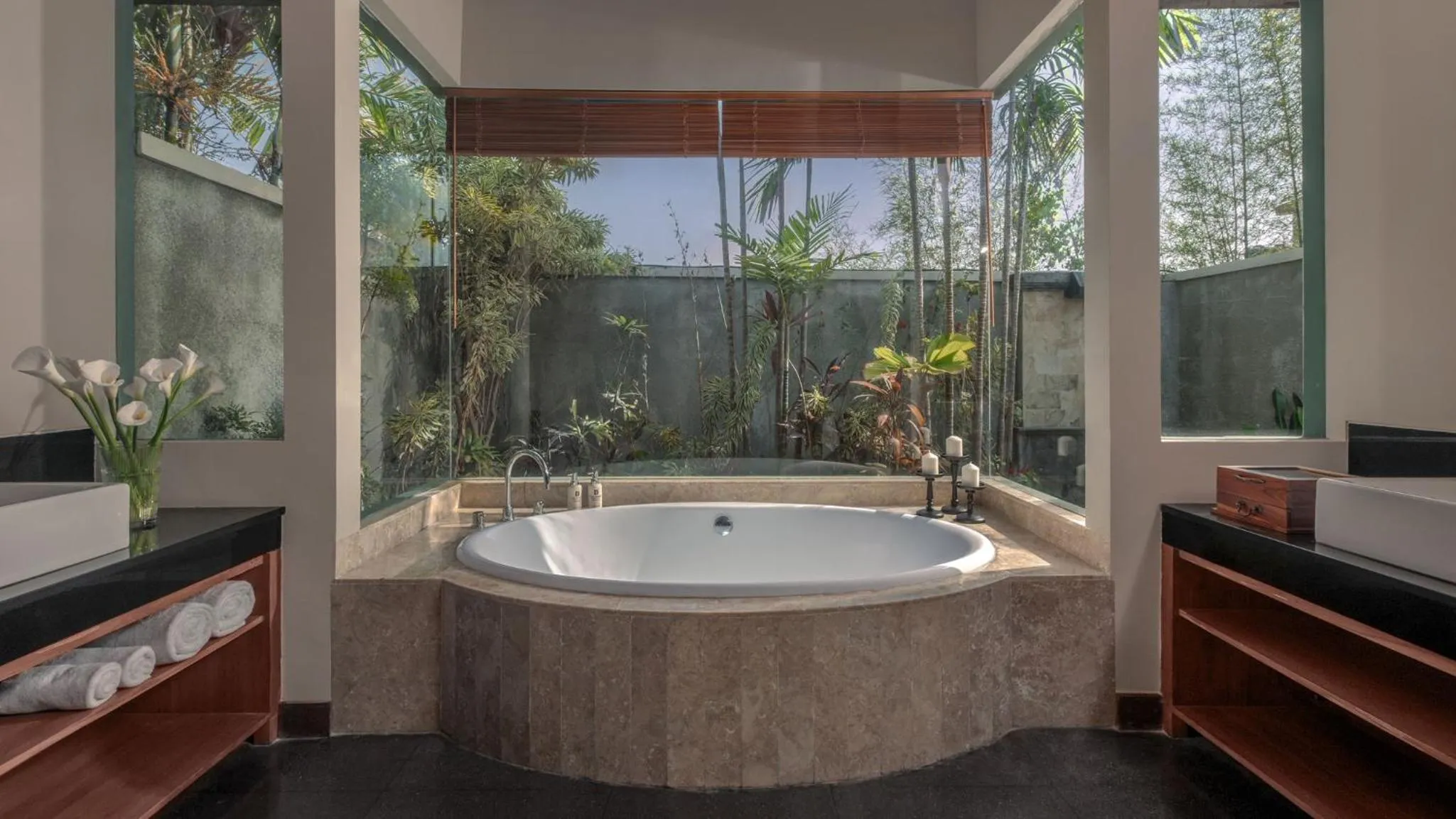 Bathroom in The Shanti Residence by Elite Havens