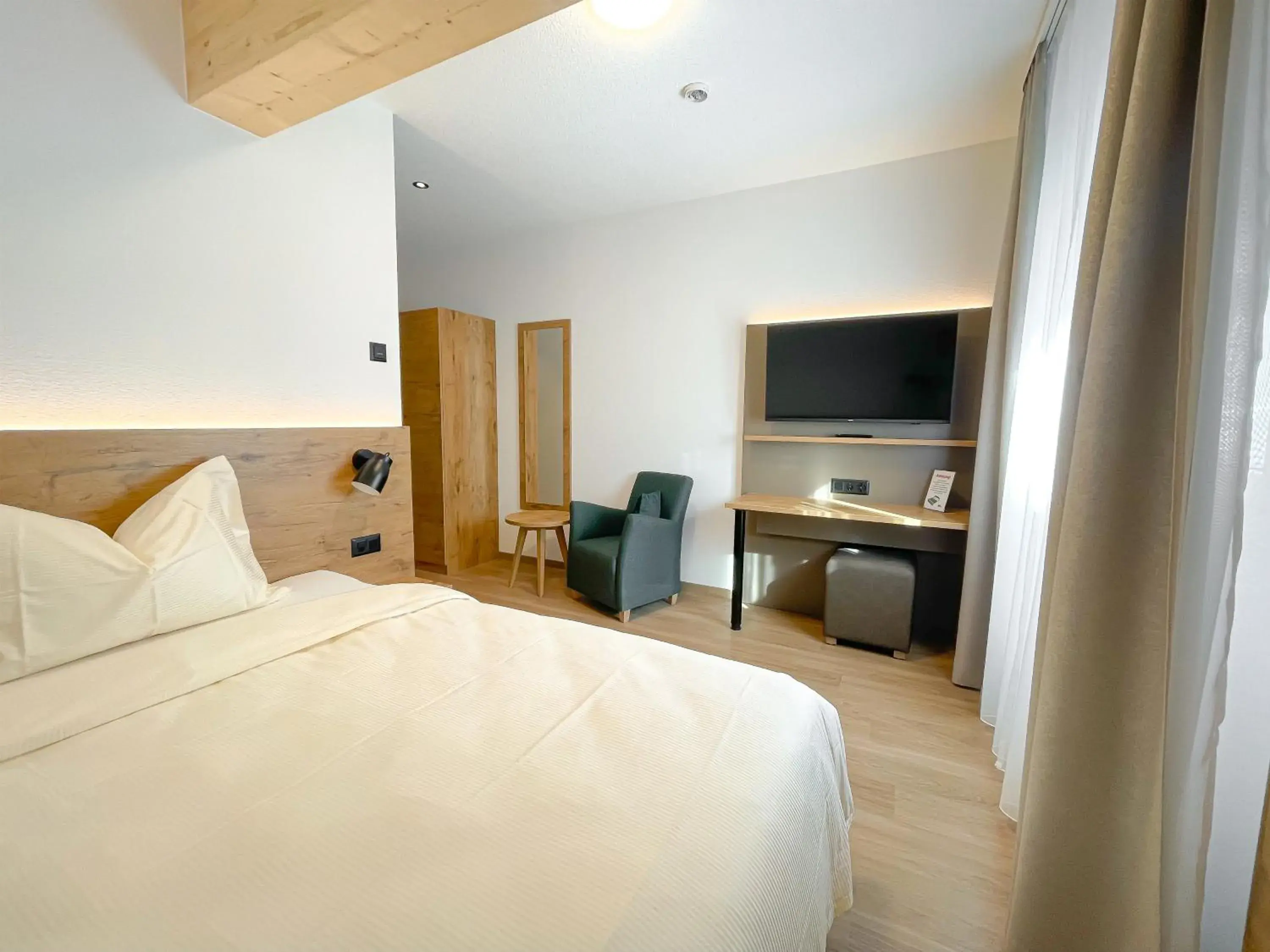 Superior King Room in Hotel Olympica Superior King Room in Hotel Olympica