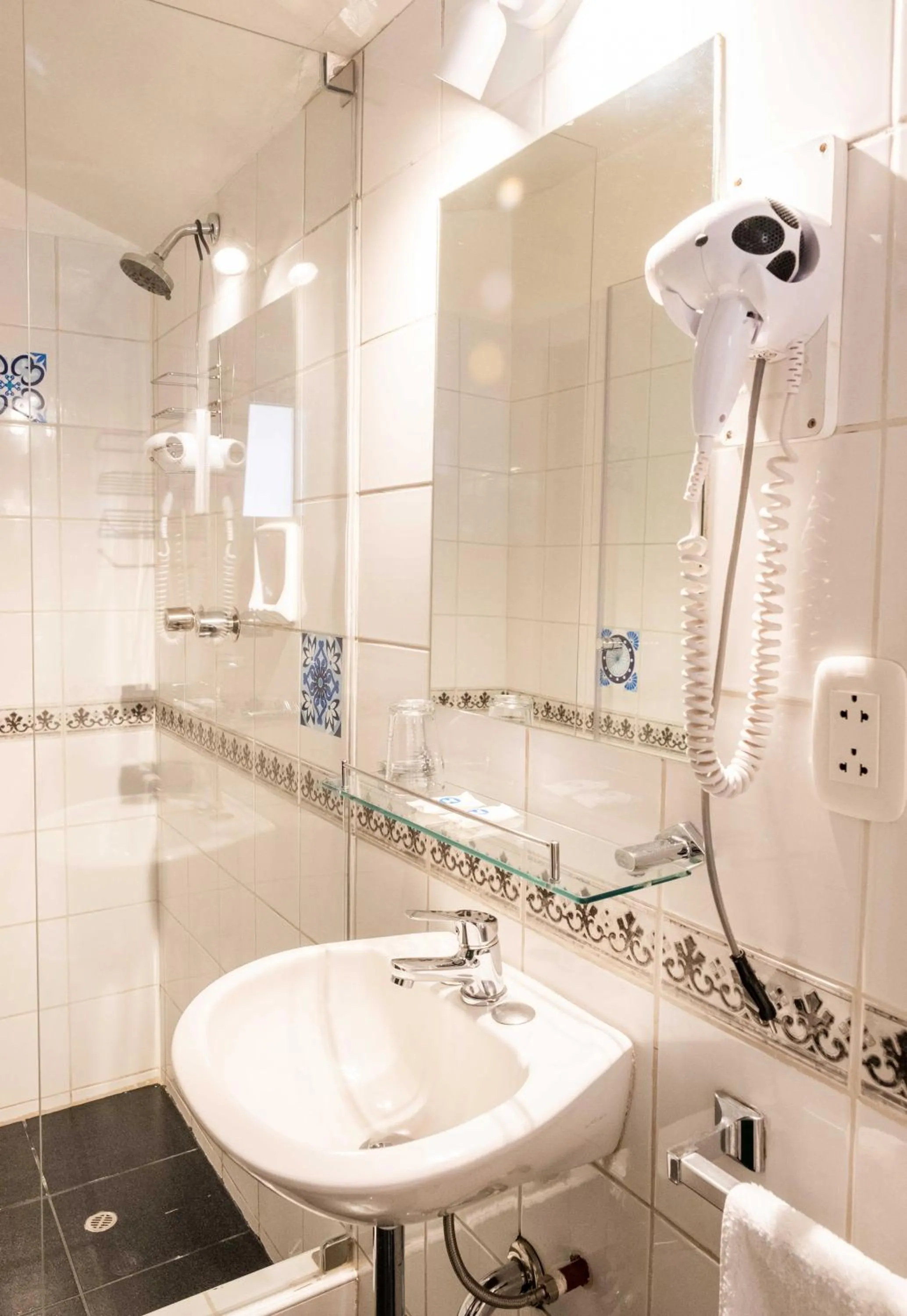 Shower in Hostal Corihuasi