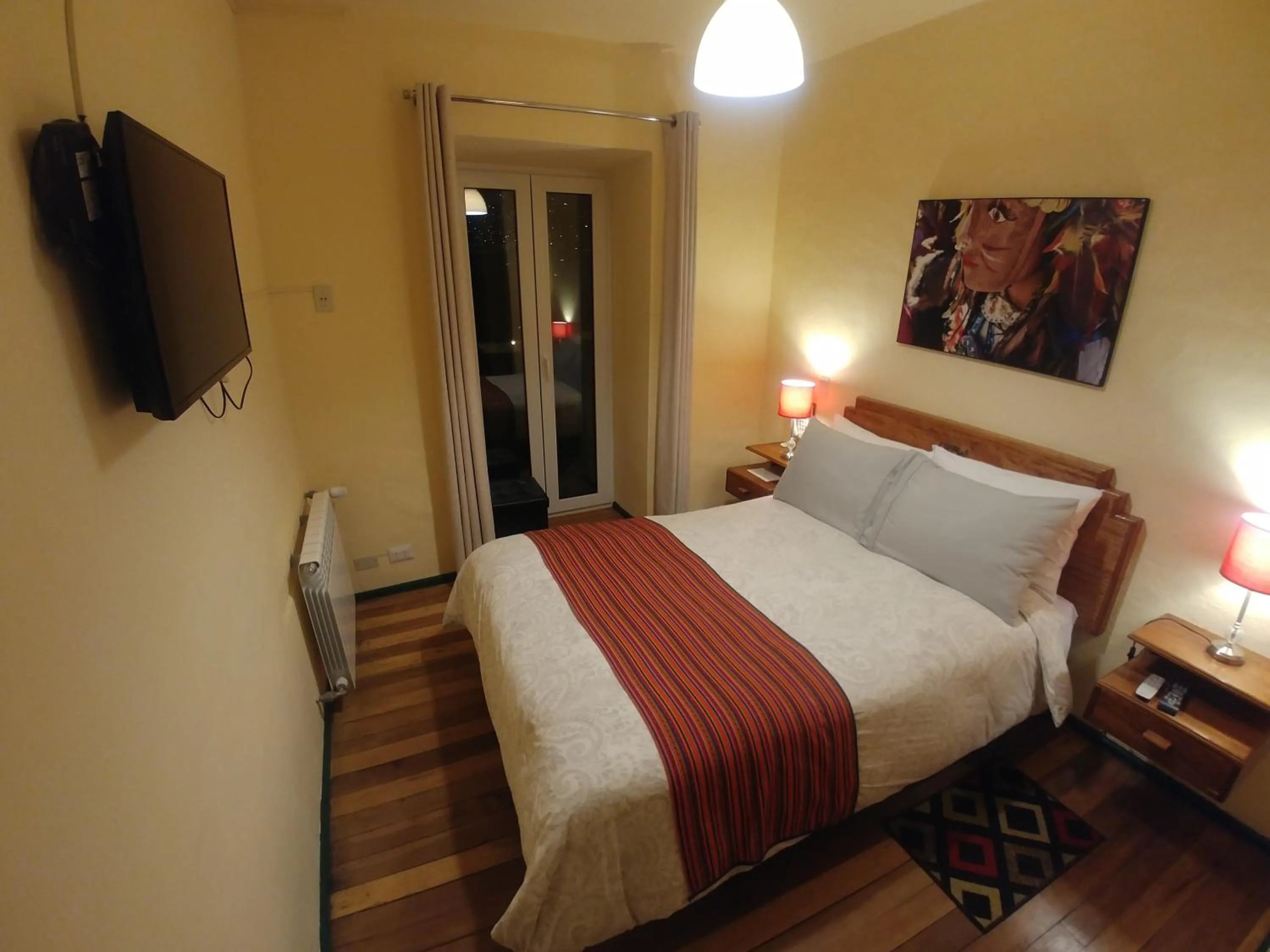 TV and multimedia, Bed in Hostal Corihuasi