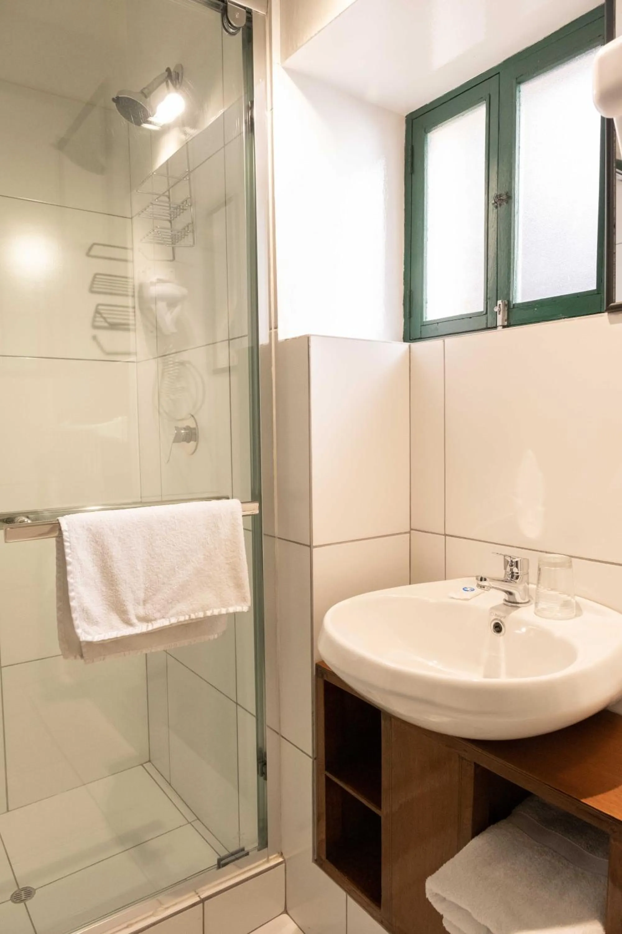 Shower in Hostal Corihuasi