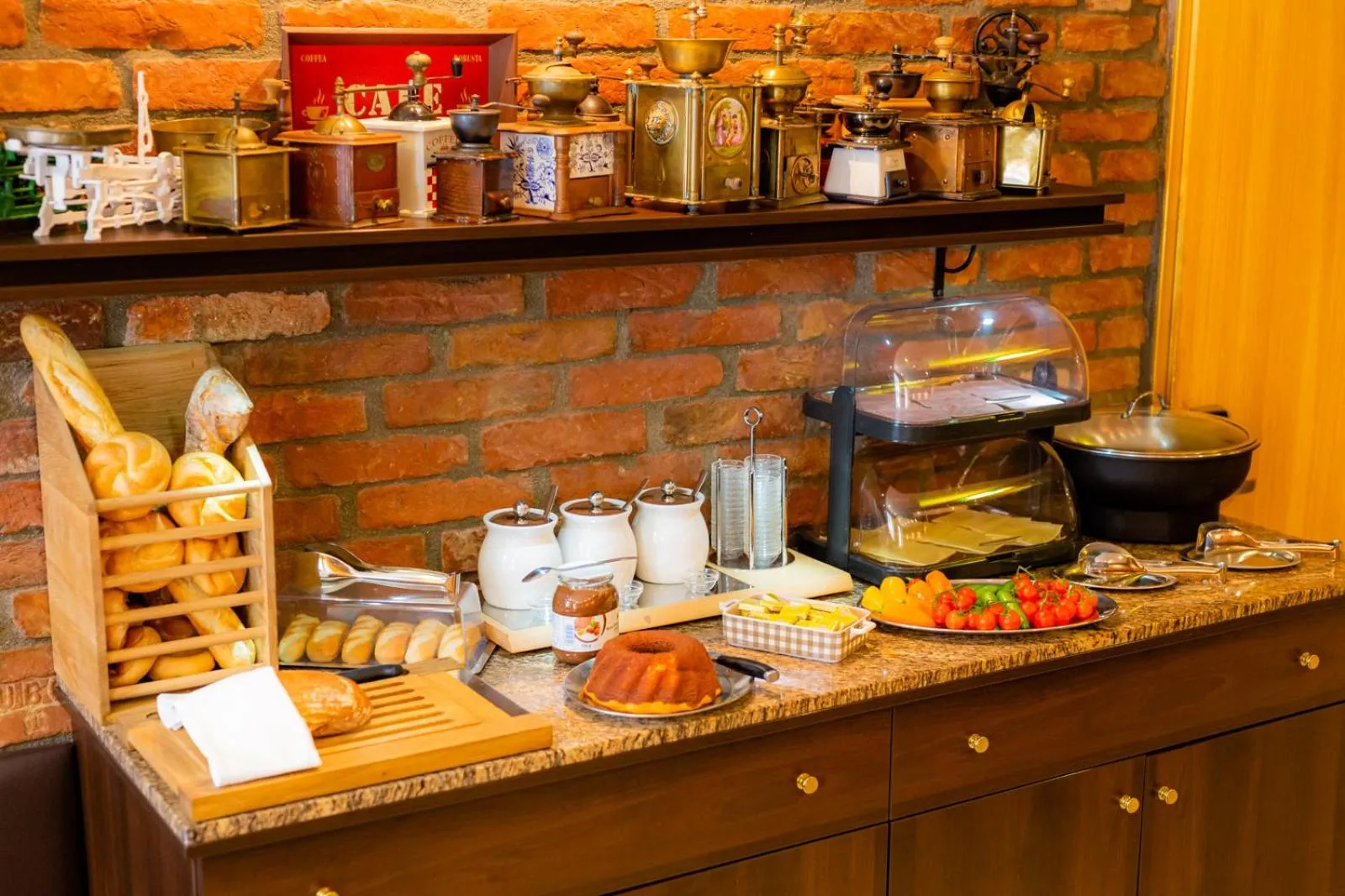 Food and drinks in Do Step Inn Home - Hotel & Hostel