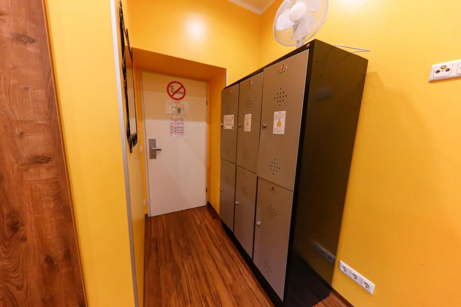 microwave in Do Step Inn Home - Hotel & Hostel