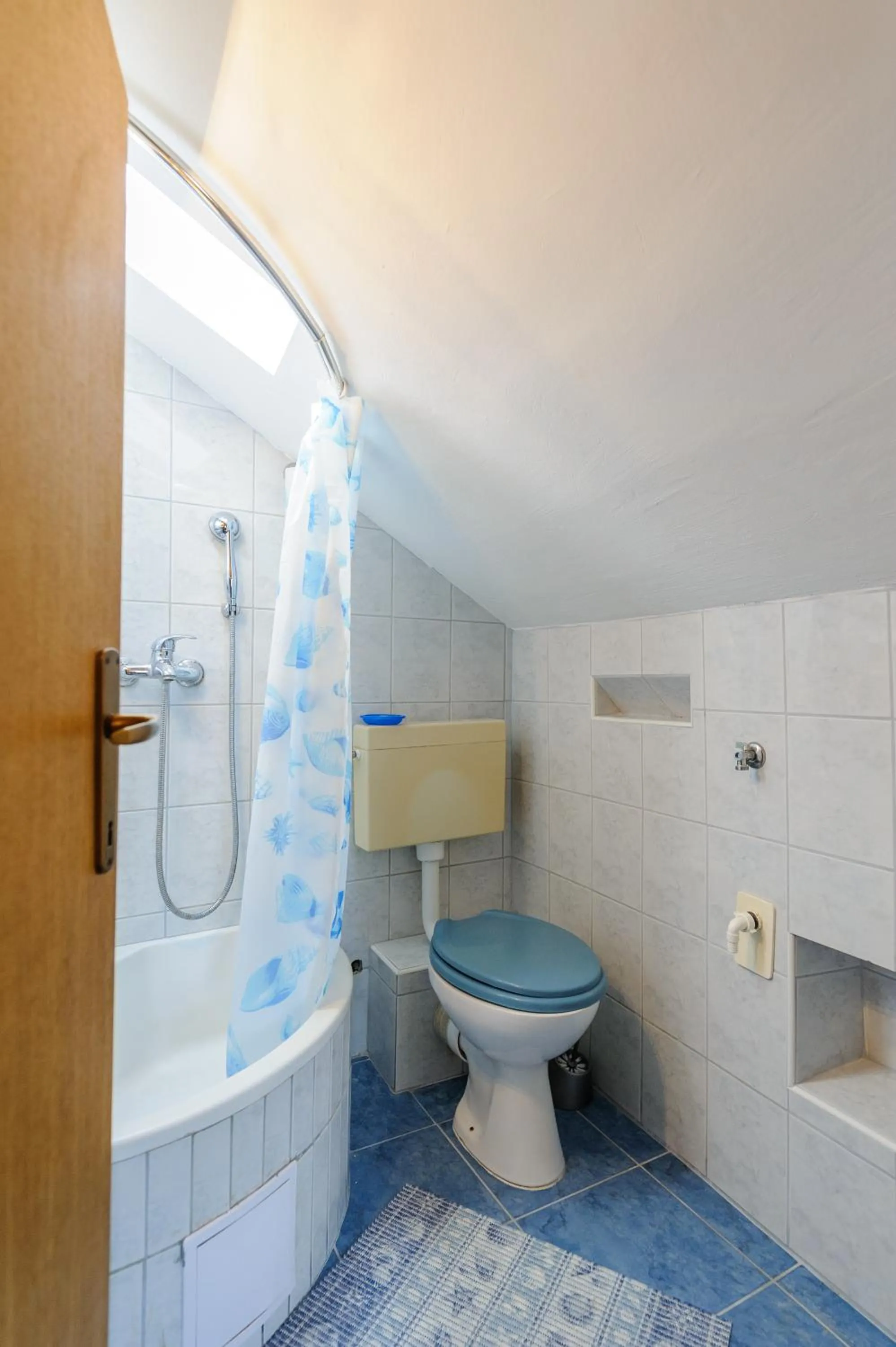 Toilet in Apartments Kovacic_Grubisic