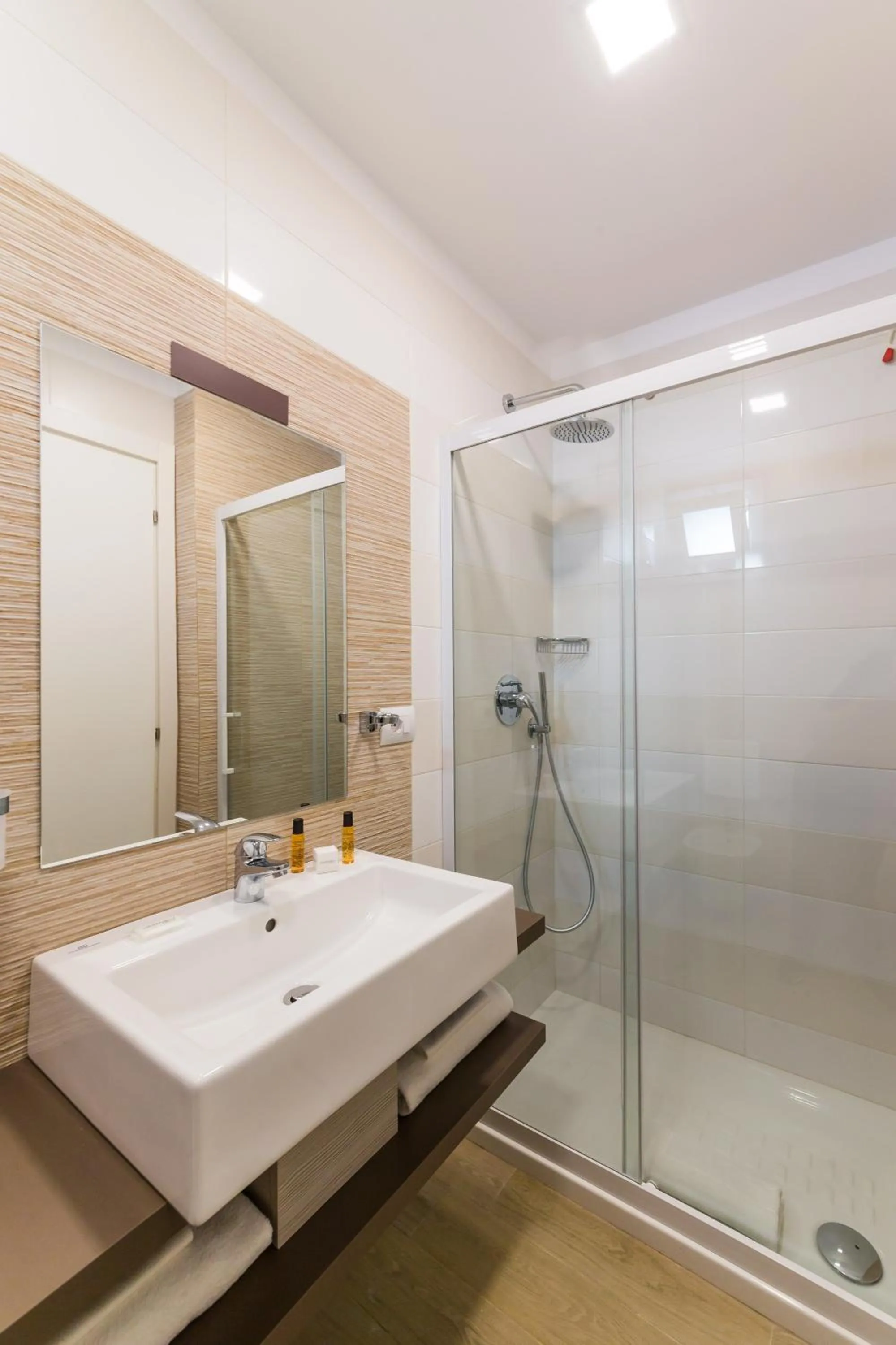 Shower in Torre Cintola Greenblu Sea Emotions