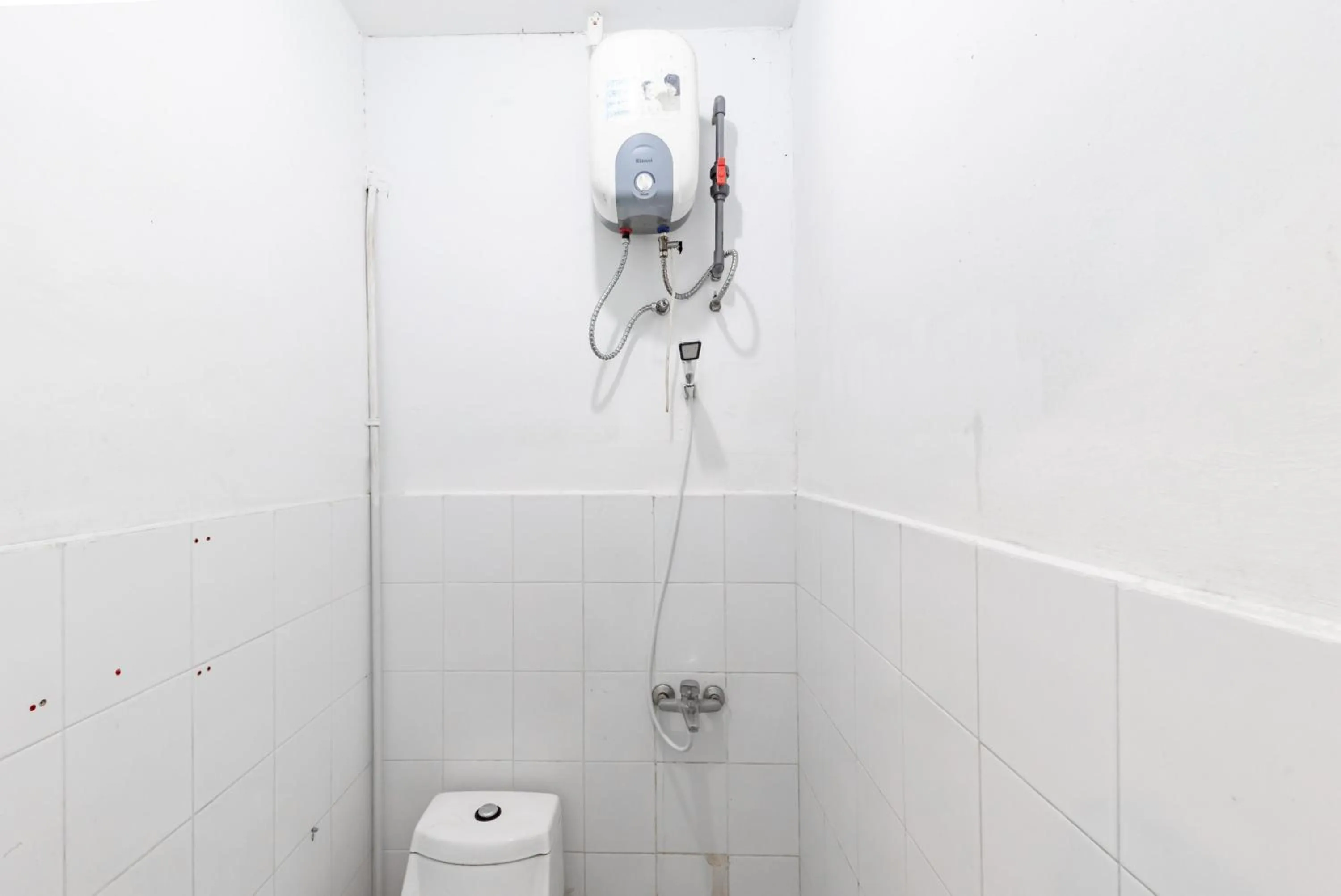 Bathroom in RedDoorz Plus near Kepri Mall