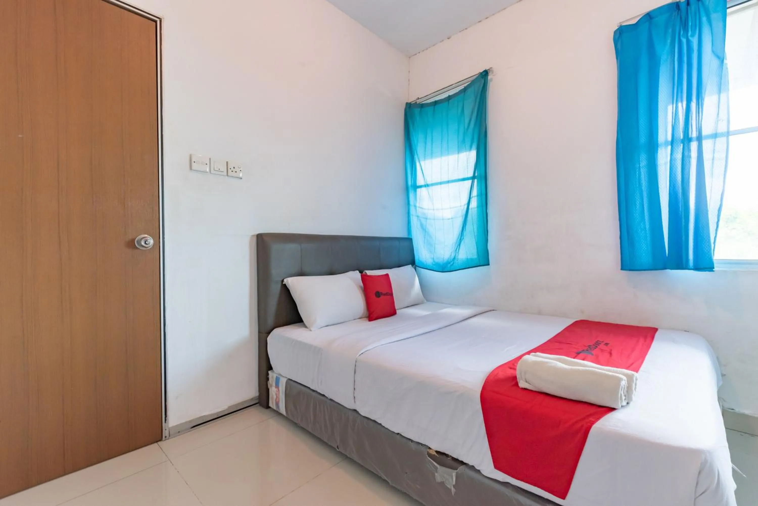 Bedroom, Bed in RedDoorz Plus near Kepri Mall