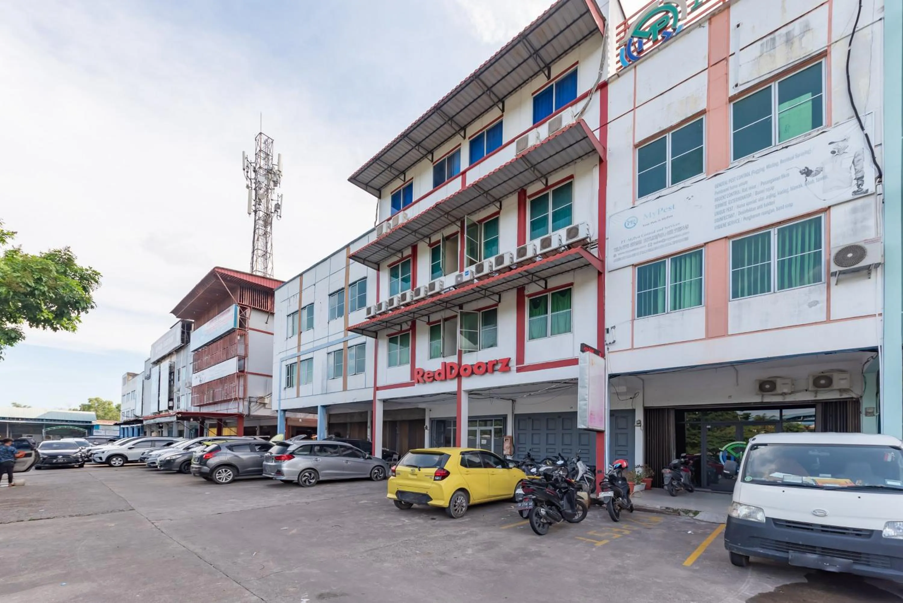 Facade/entrance in RedDoorz Plus near Kepri Mall