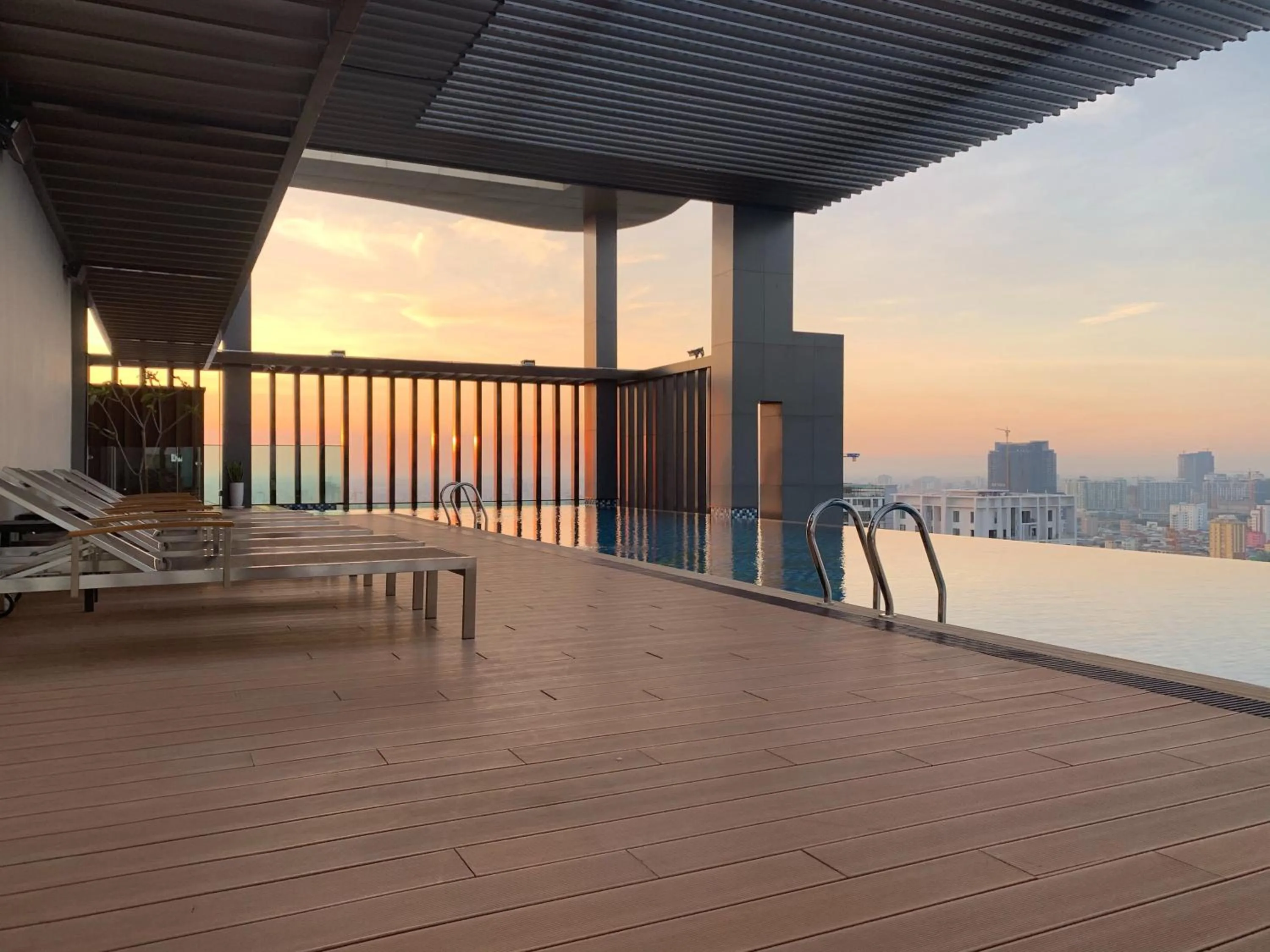 Pool view in The View Serviced Residence 豪景日式酒店公寓
