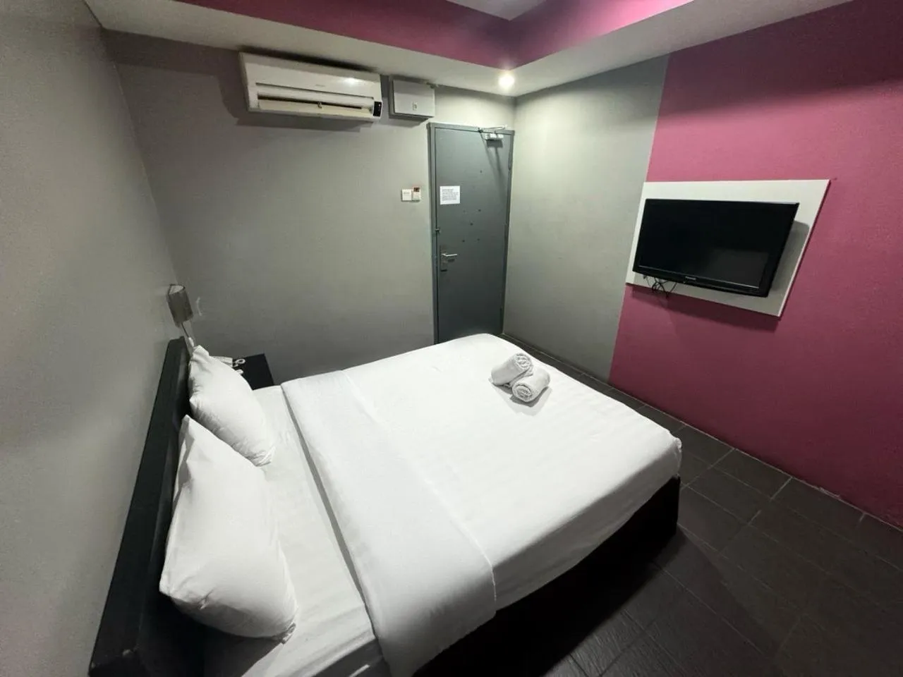 Bed in Metroinn Hotel