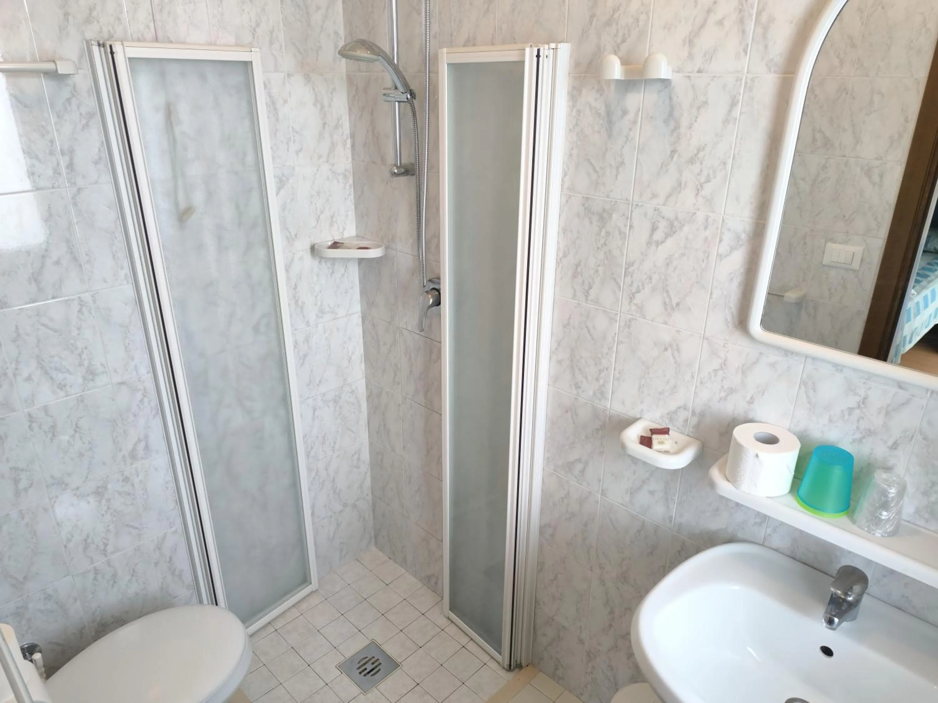 Shower in Hotel Midi