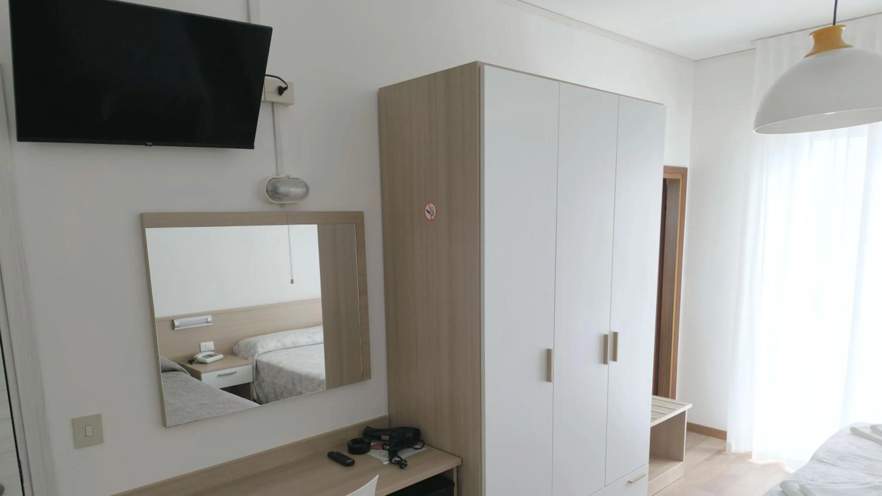 TV and multimedia, Bed in Hotel Midi