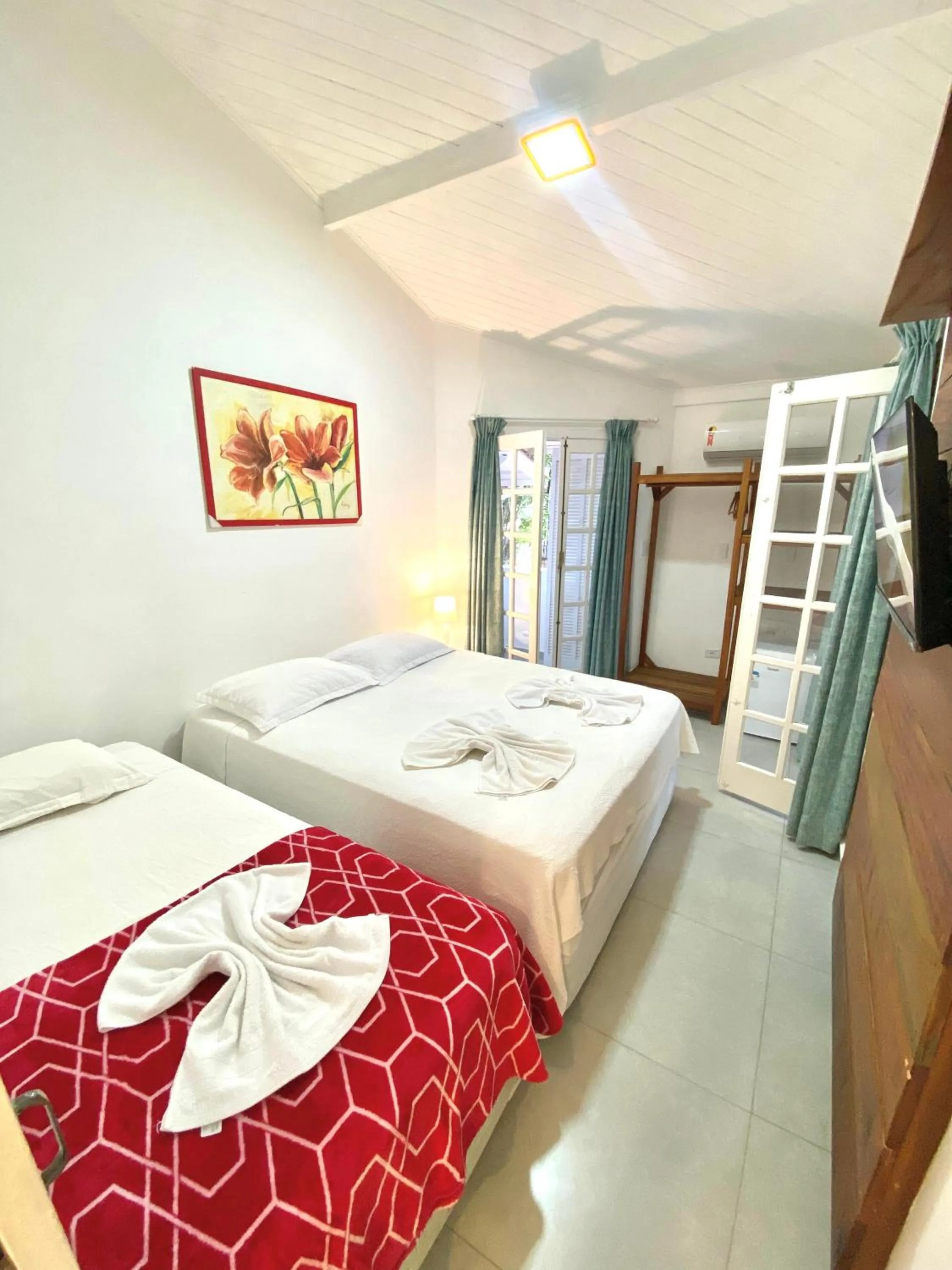 Apartment with Balcony - single occupancy in Pousada Tô na Praia Juquehy