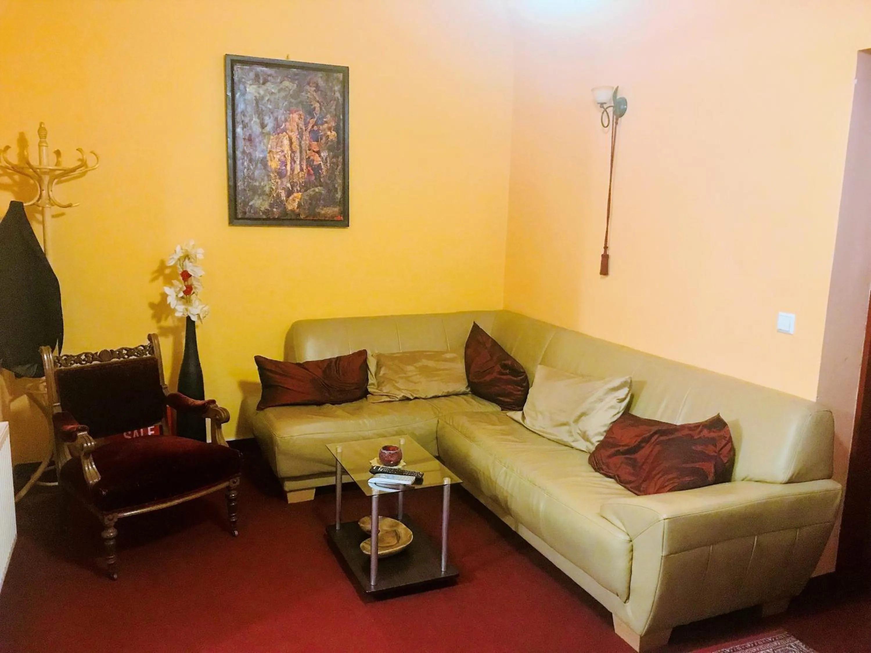 Communal lounge/ TV room in Hotel park