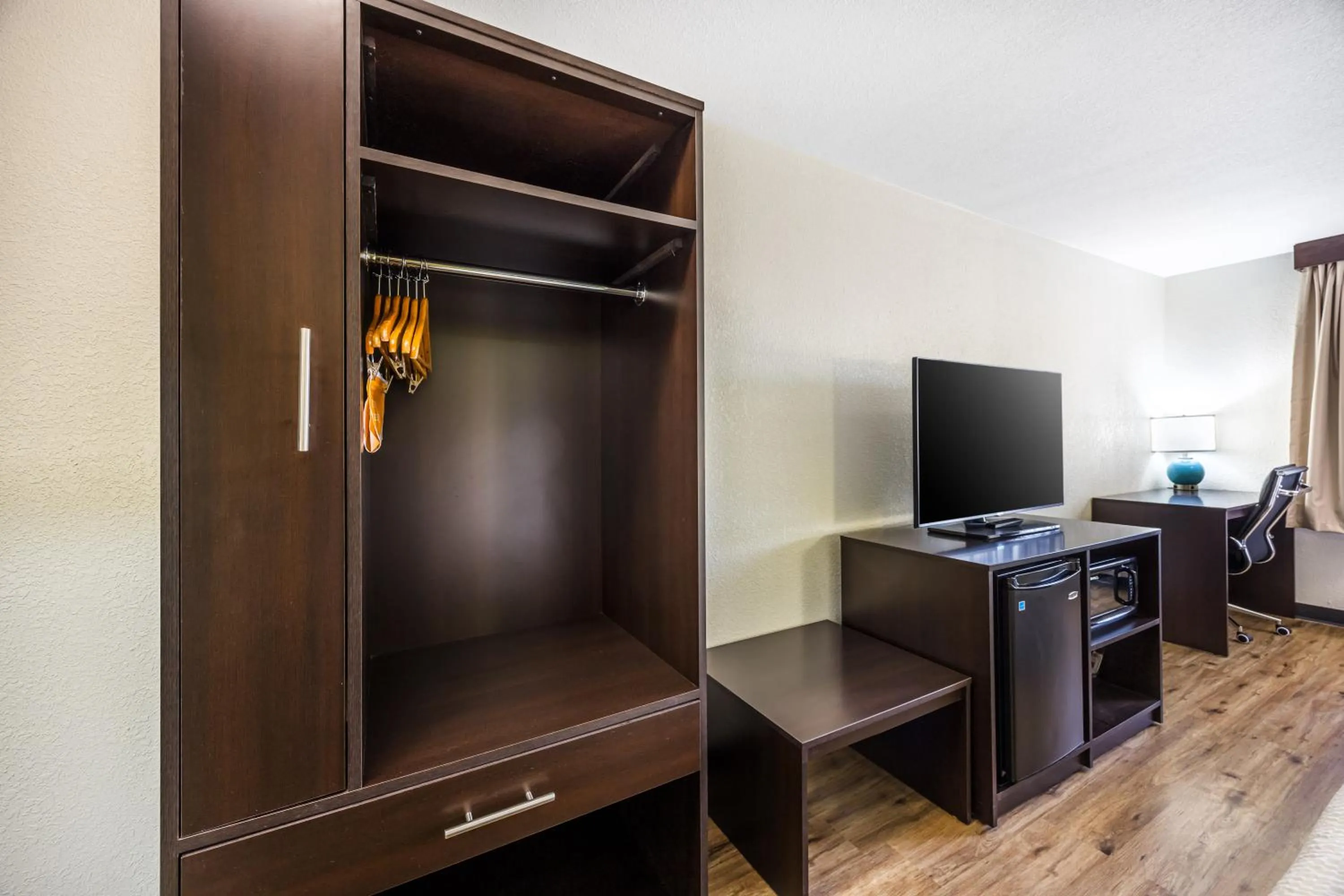 TV and multimedia in Sleep Inn & Suites Salina I-135