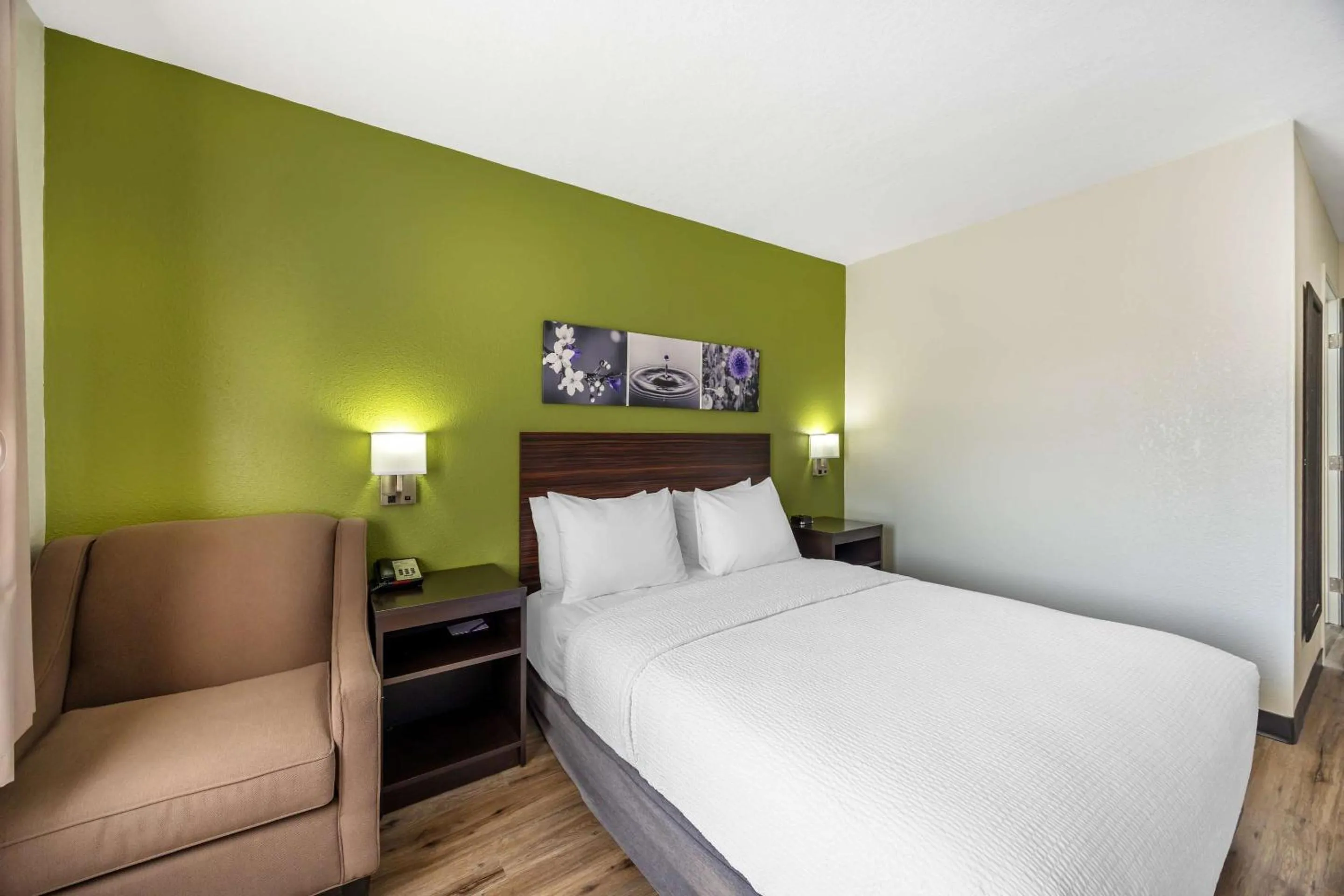 Bedroom, Bed in Sleep Inn & Suites Salina I-135