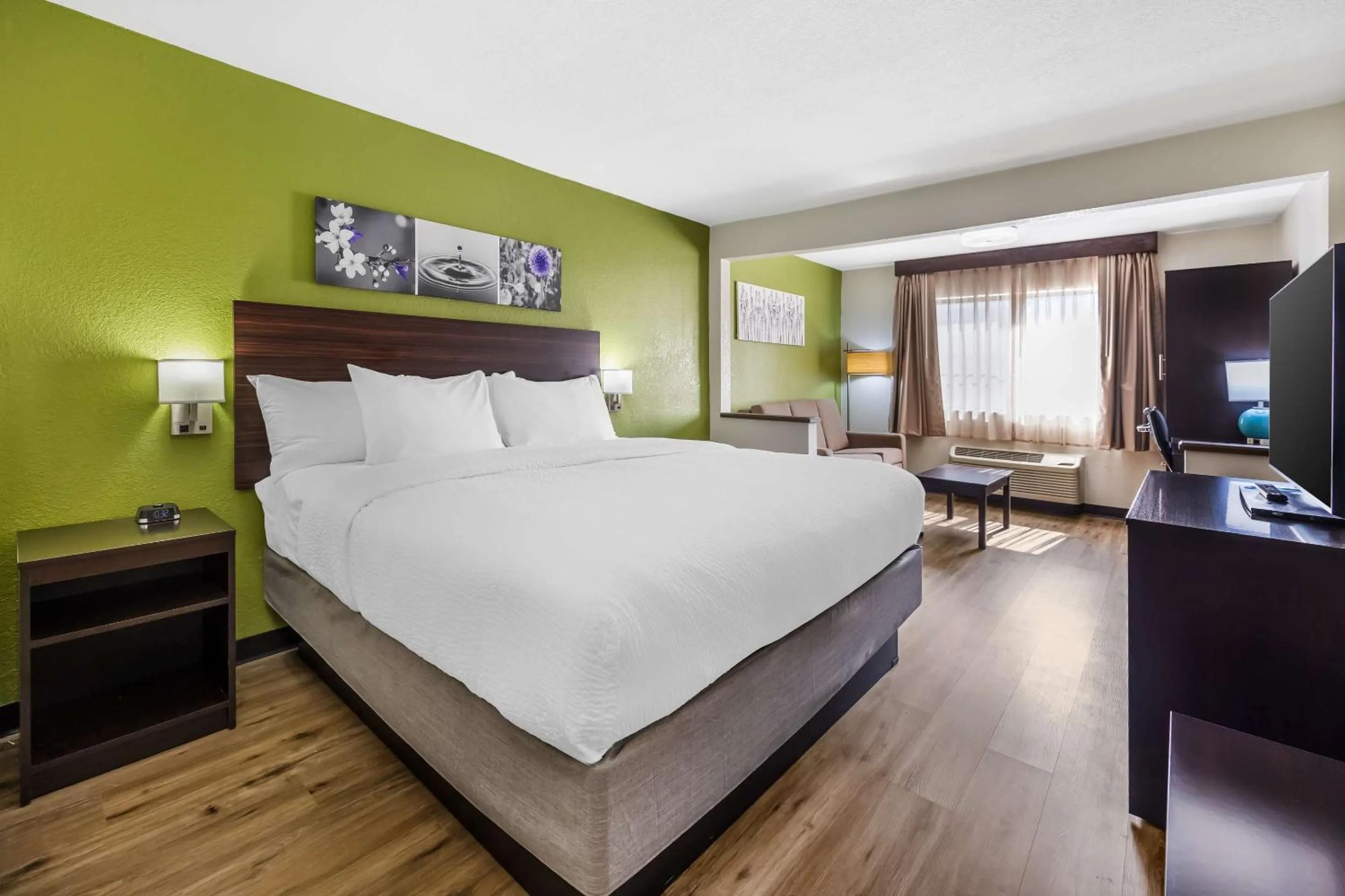 Bedroom, Bed in Sleep Inn & Suites Salina I-135