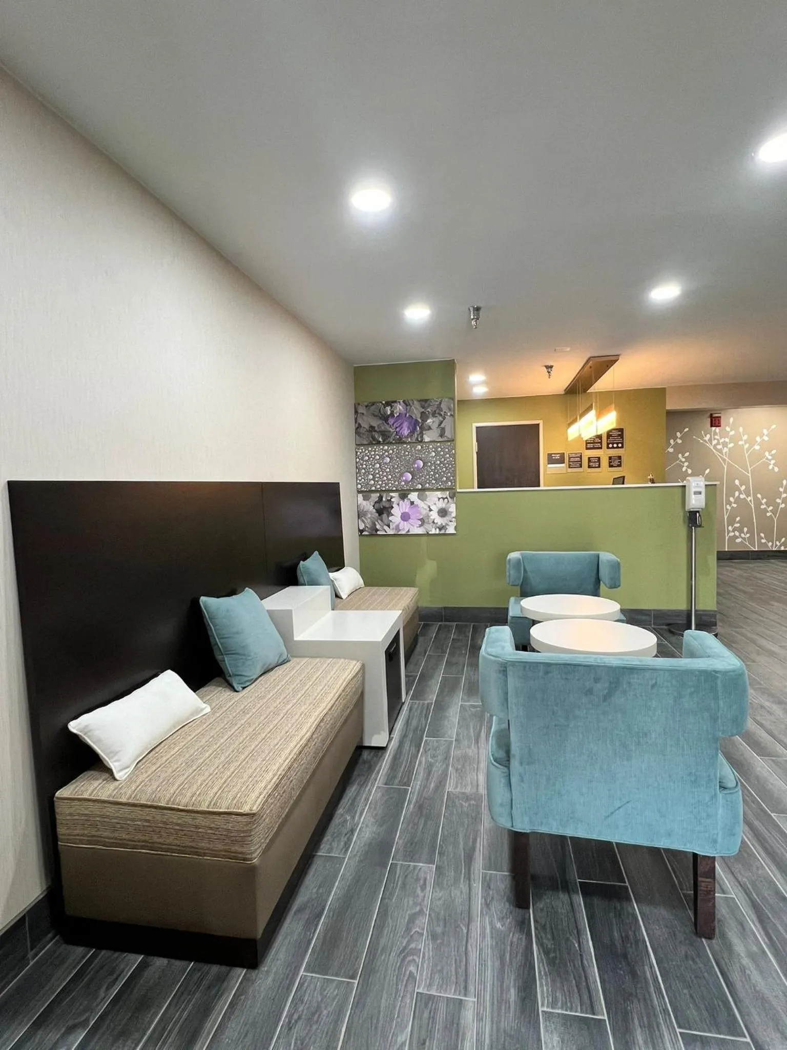 Seating area in Sleep Inn & Suites Salina I-135
