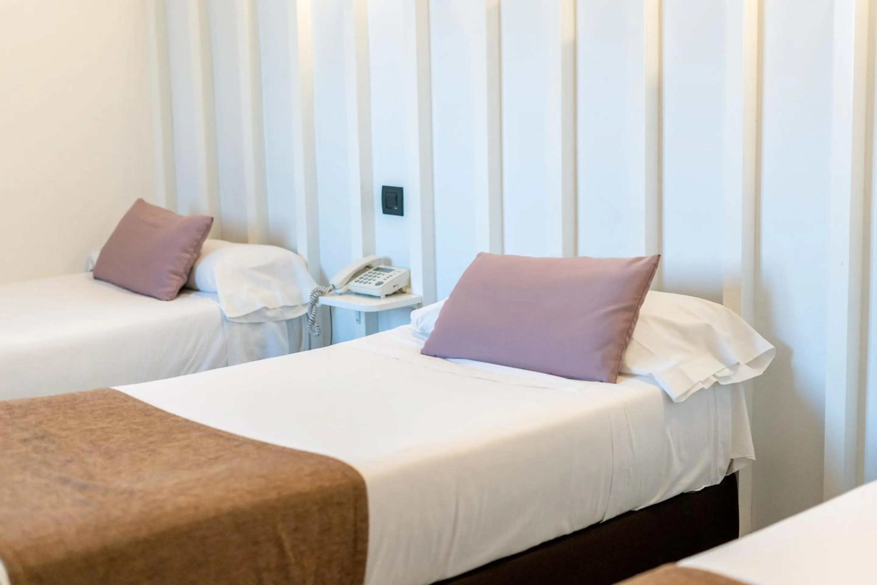 Bedroom, Bed in Hostal Gran Via 44