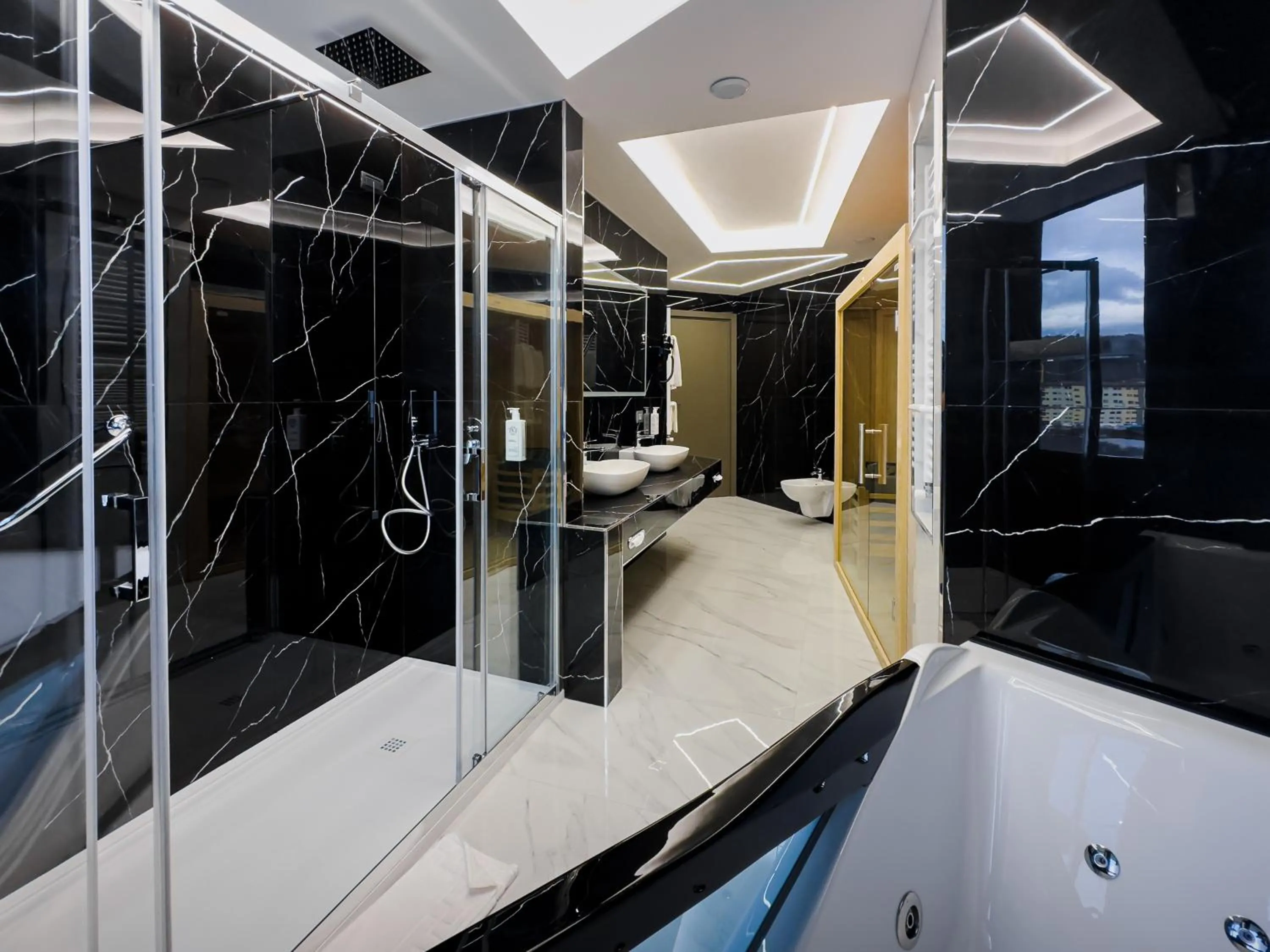 Shower in Grand Hotel Europa