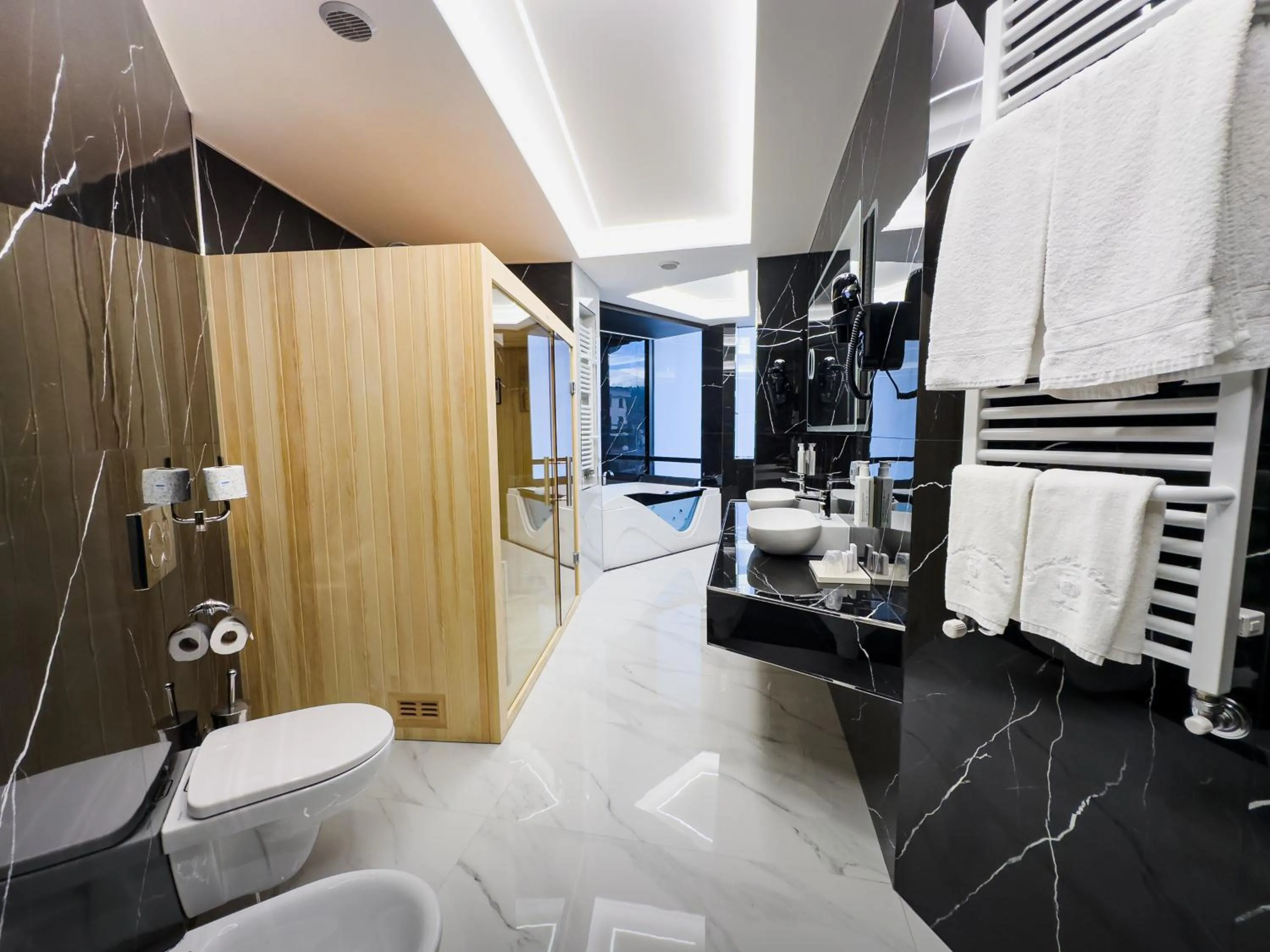 Shower in Grand Hotel Europa