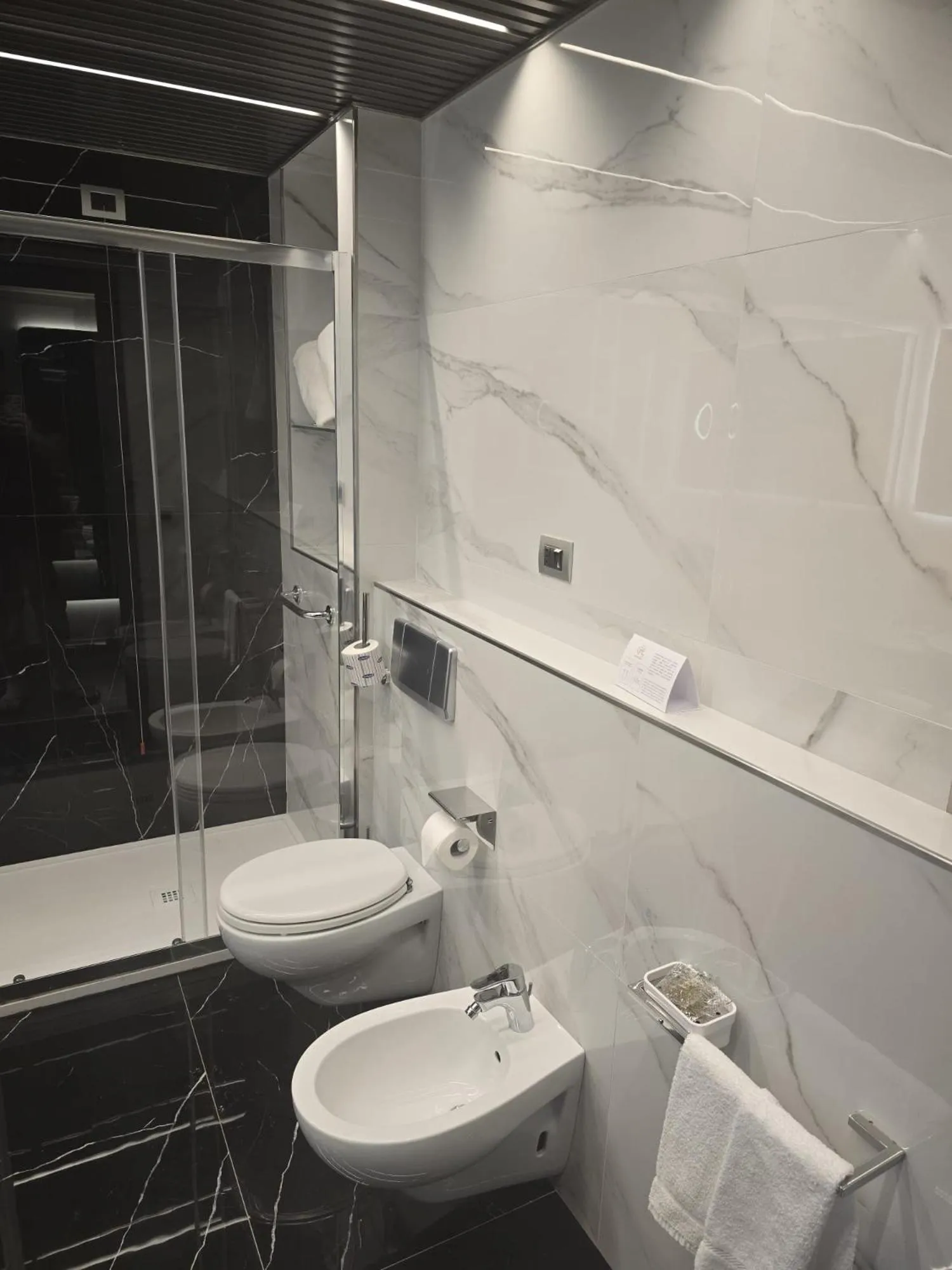 Shower in Grand Hotel Europa