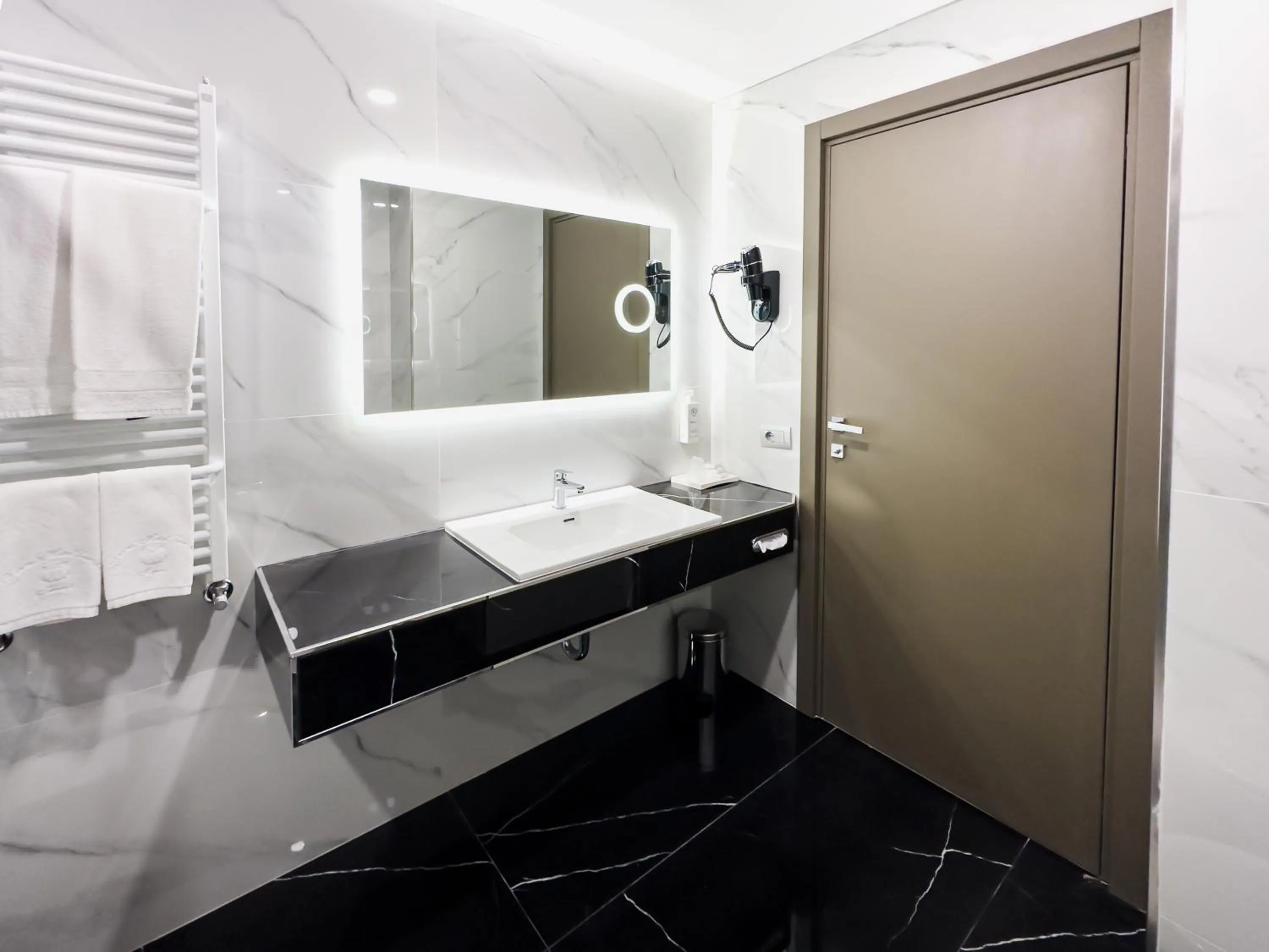 Shower in Grand Hotel Europa