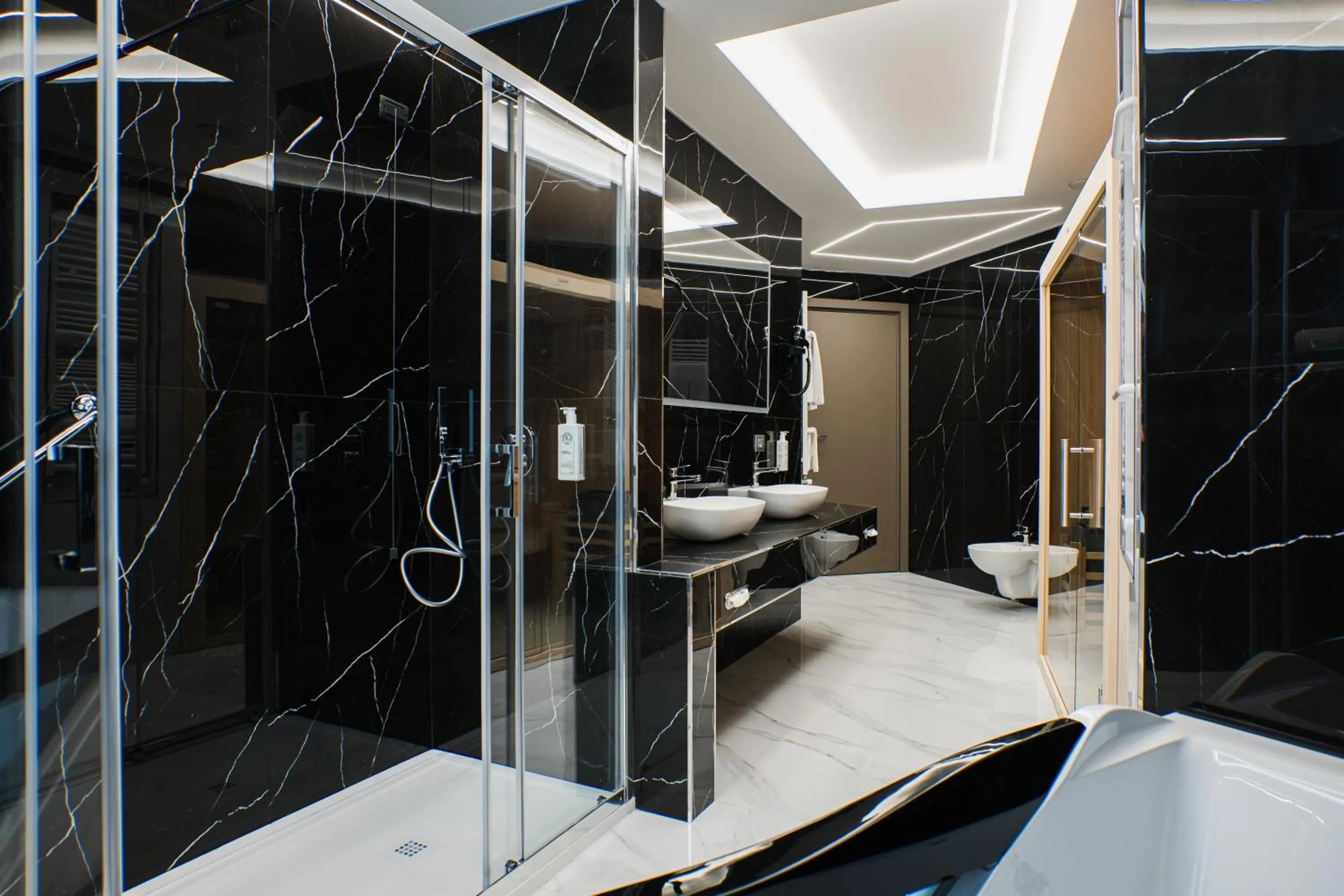 Shower in Grand Hotel Europa