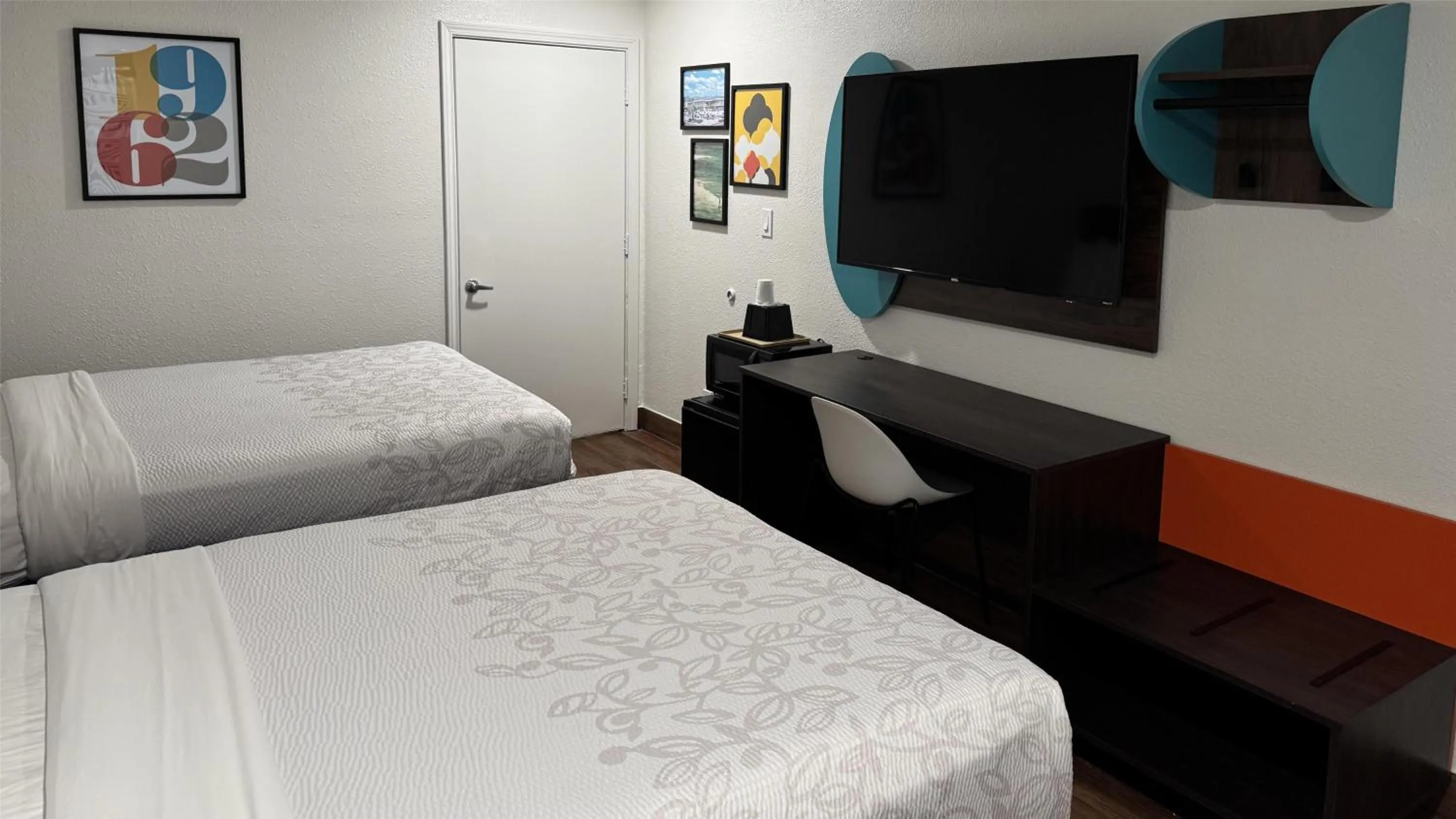 Bedroom, Bed in Motel 6 Galveston, TX Seawall