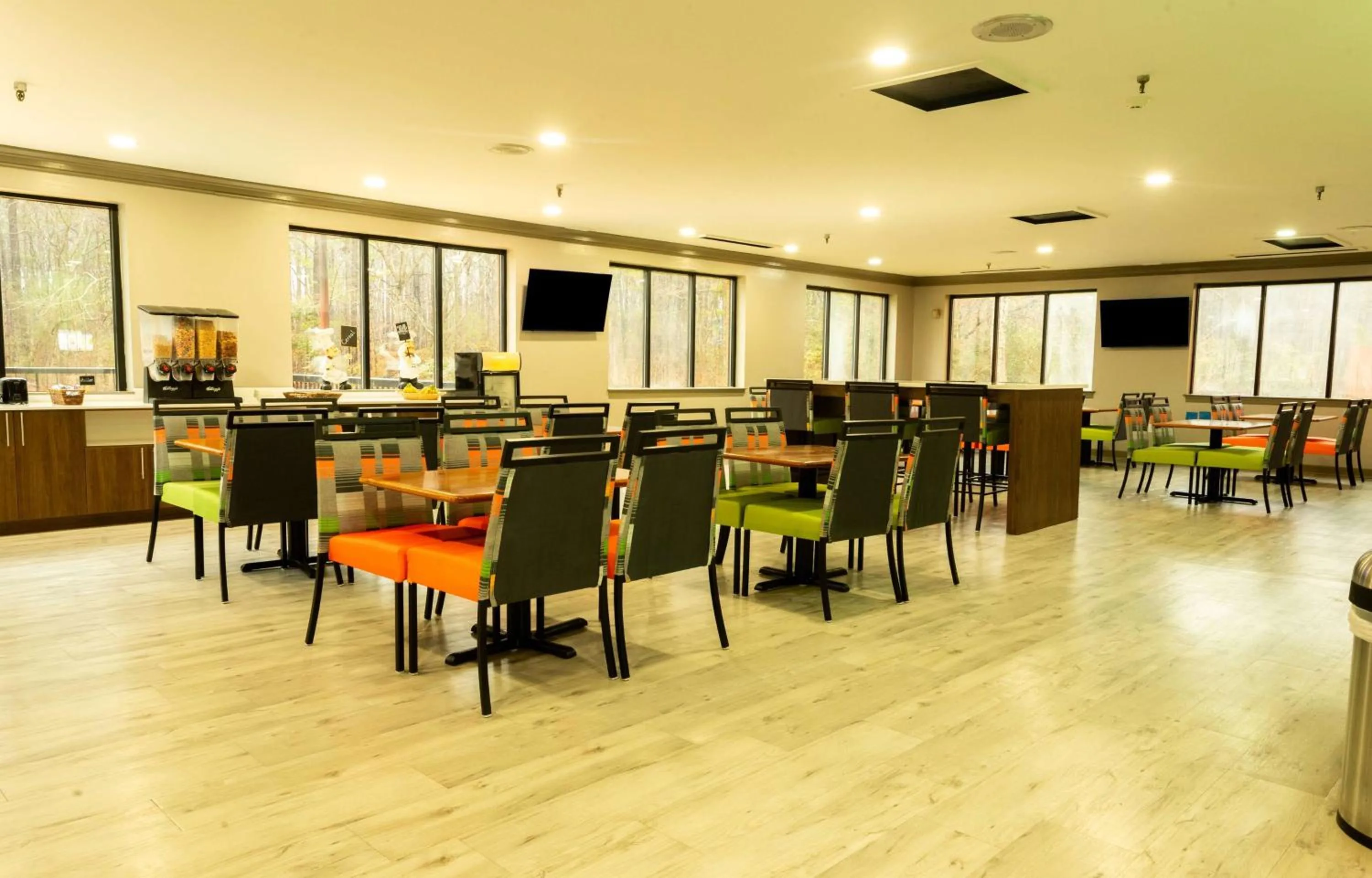 Restaurant/places to eat in Wyndham Garden Williamsburg Busch Gardens Area