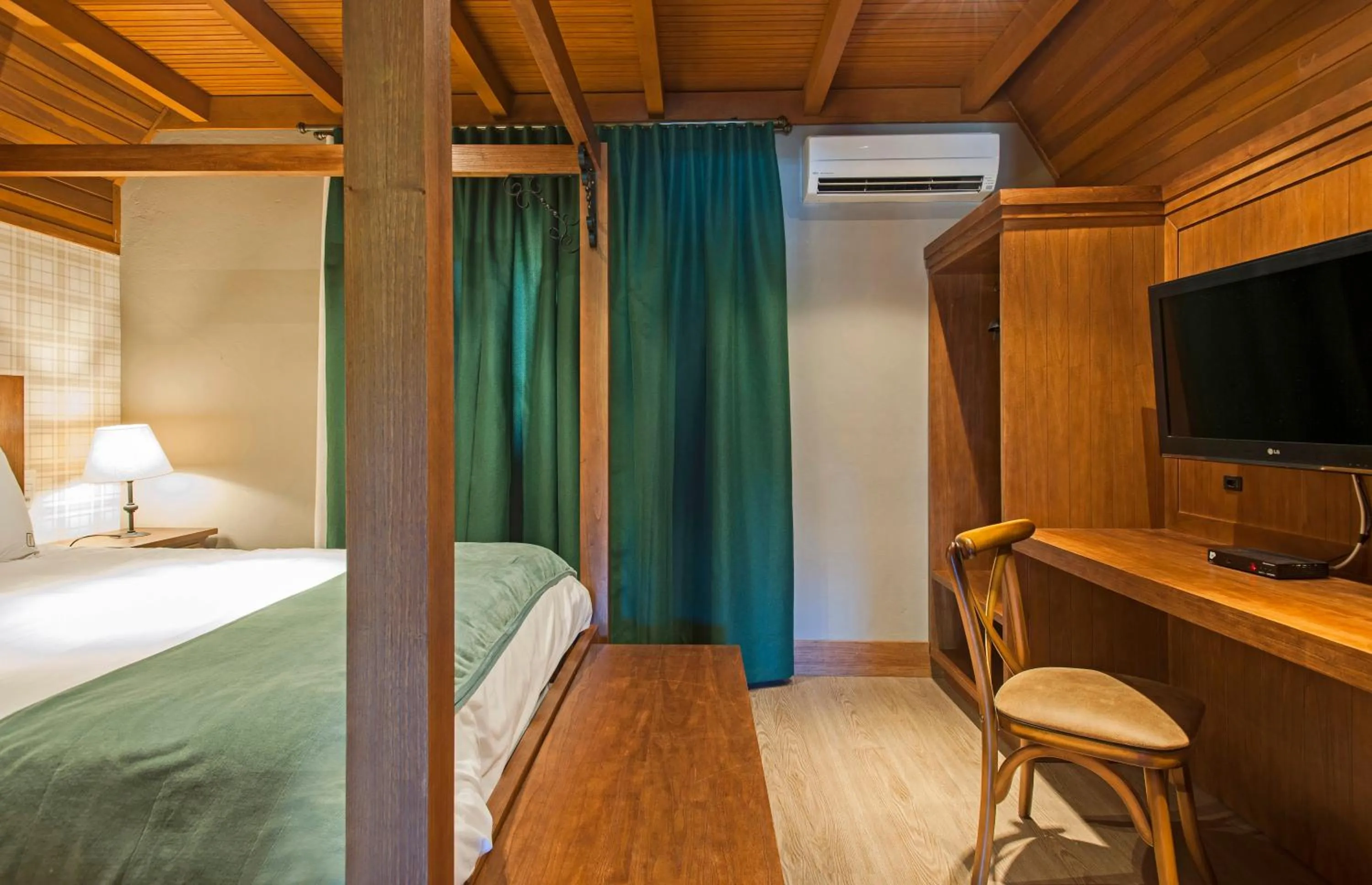 Bedroom, Bed in Hotel Fioreze Chalés