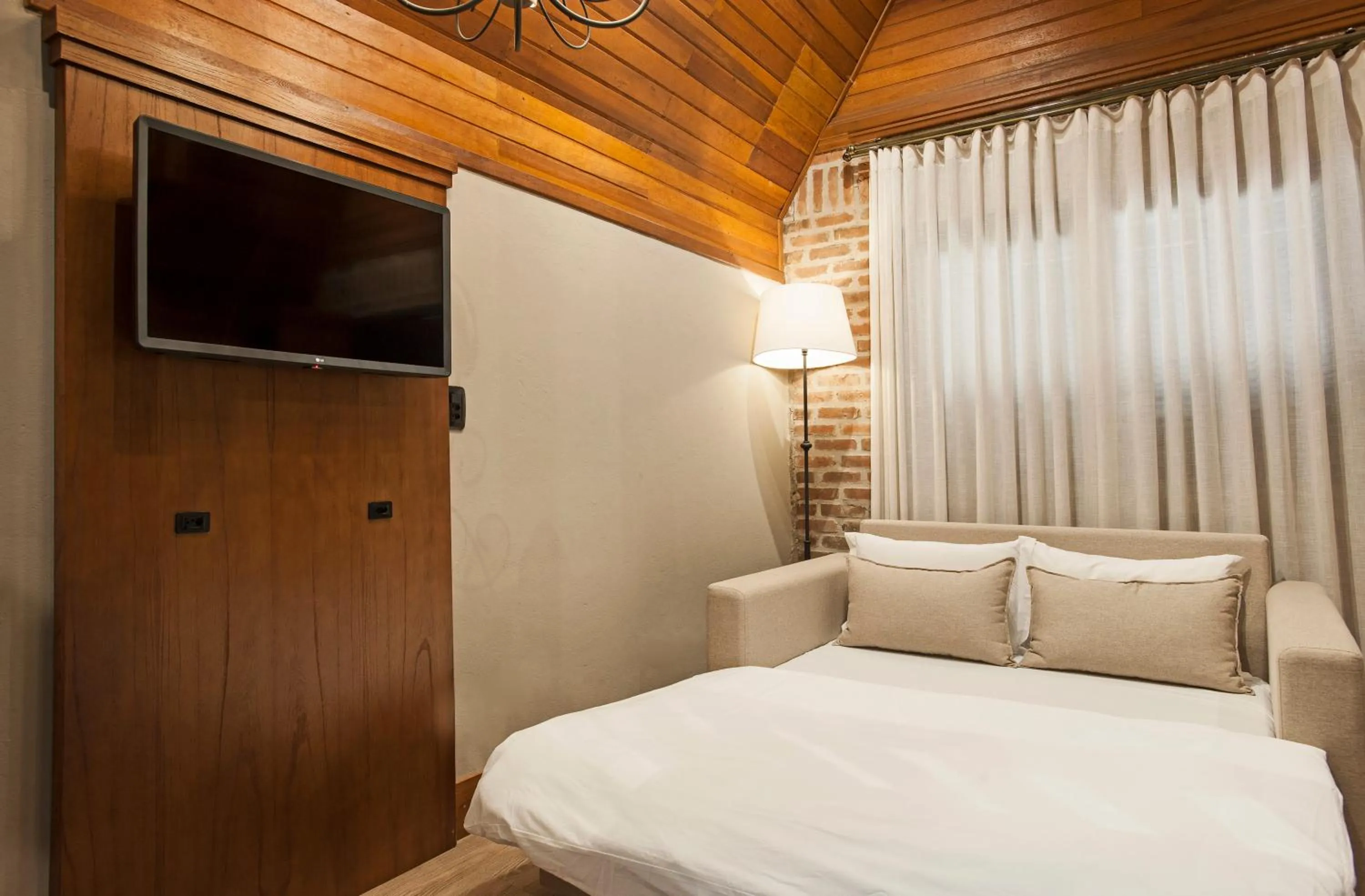 Living room, Bed in Hotel Fioreze Chalés