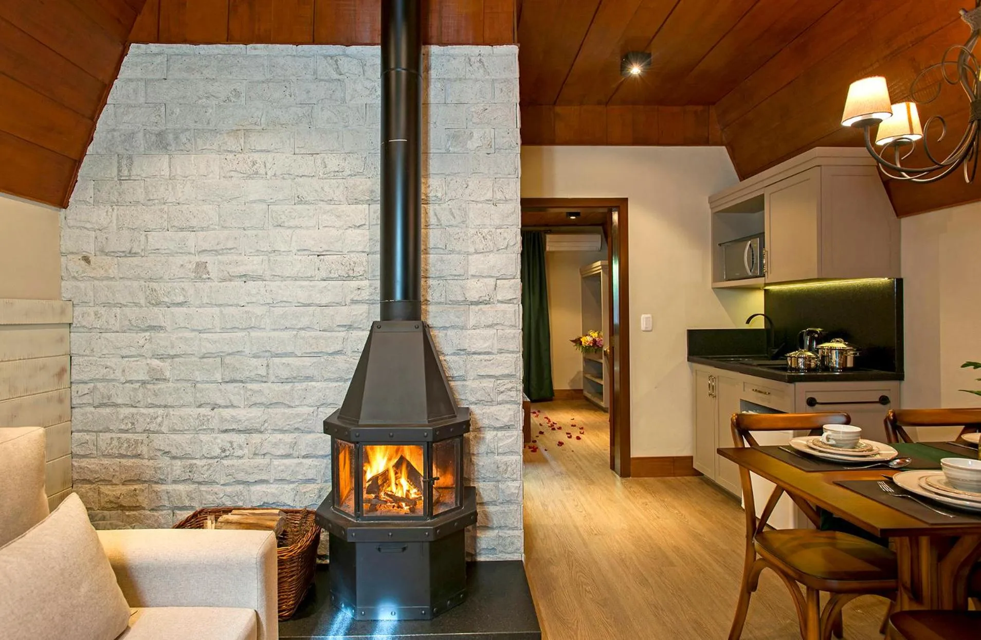 Kitchen or kitchenette in Hotel Fioreze Chalés