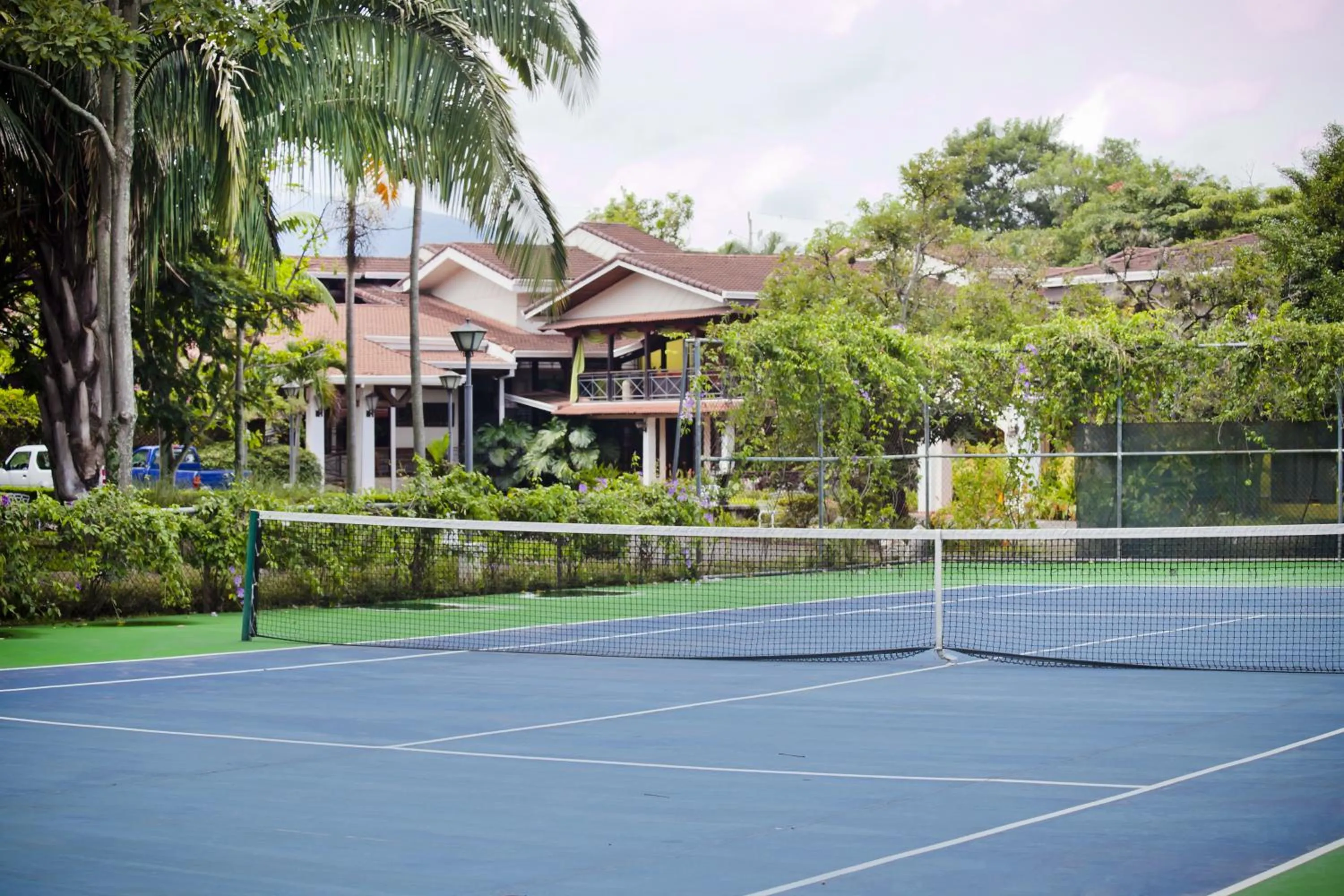 Tennis court in El Rodeo Estancia Boutique Hotel & Steakhouse