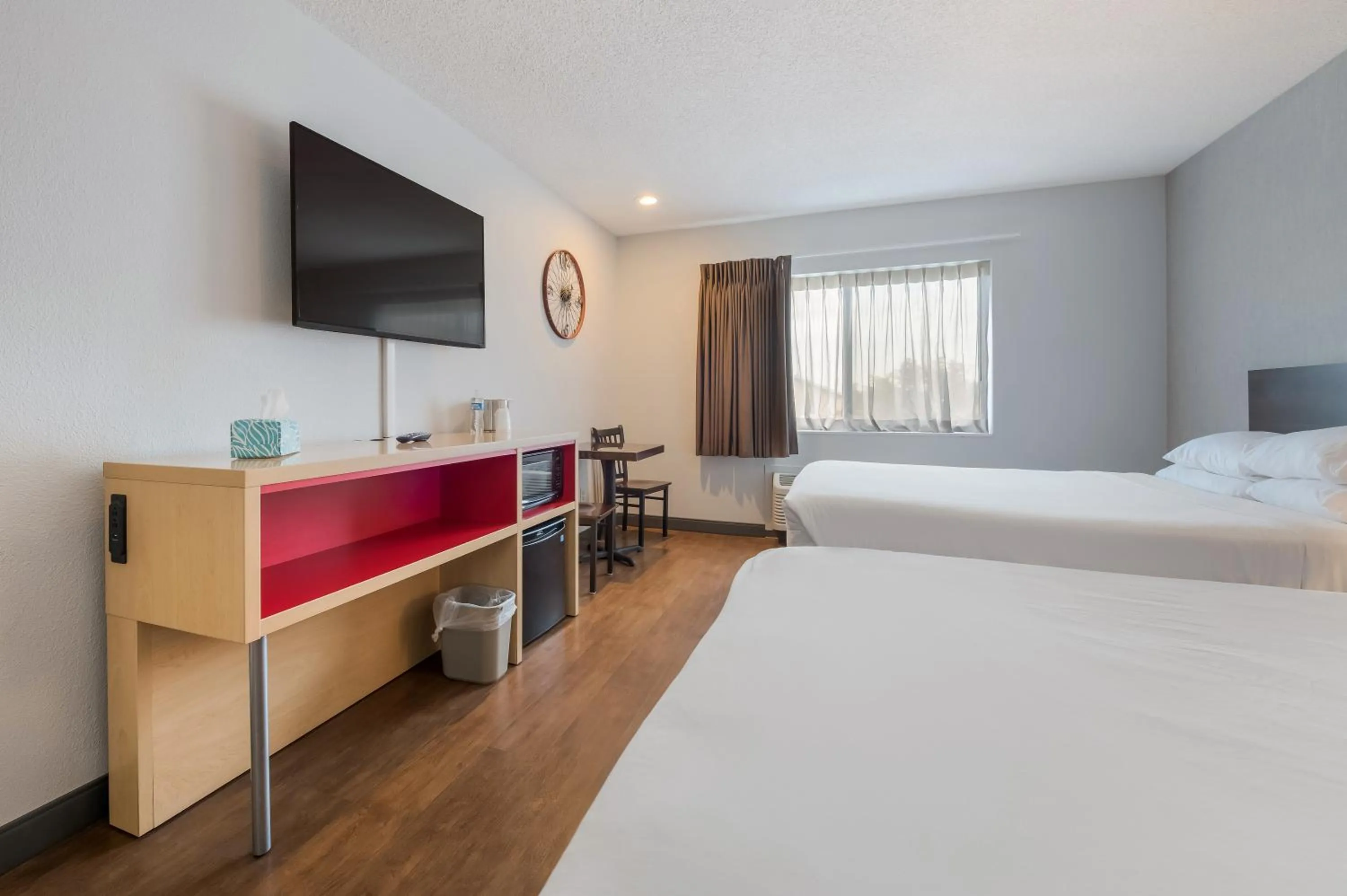 TV and multimedia, Bed in Red Lion Inn & Suites Ontario