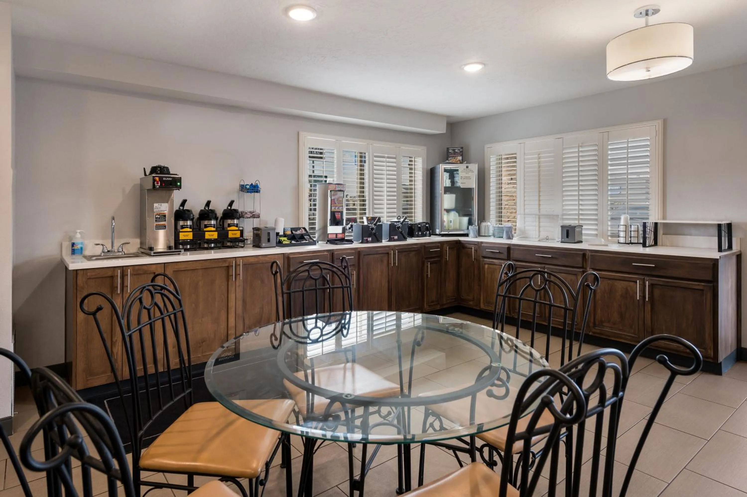 Breakfast in Red Lion Inn & Suites Ontario