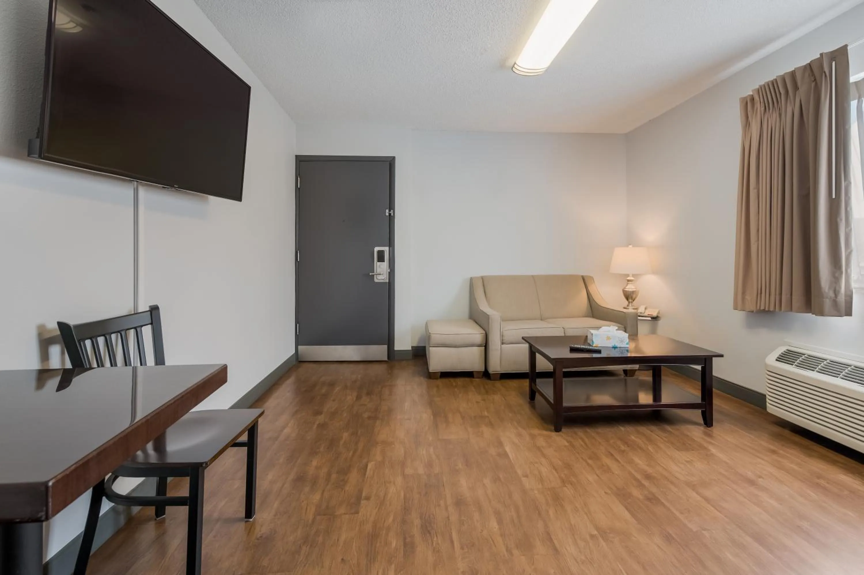 Living room, Bed in Red Lion Inn & Suites Ontario