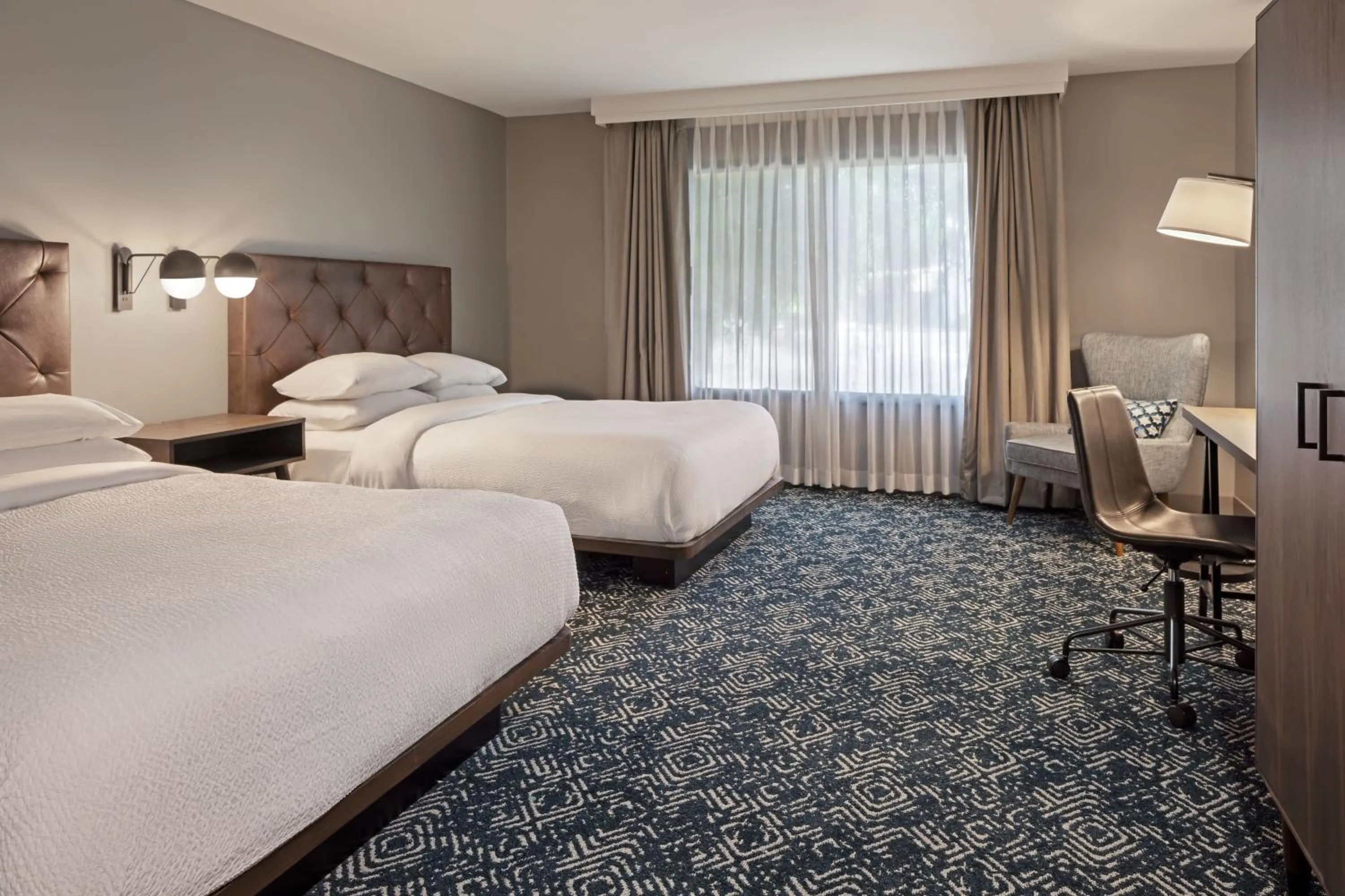 Photo of the whole room, Bed in Four Points by Sheraton Bakersfield
