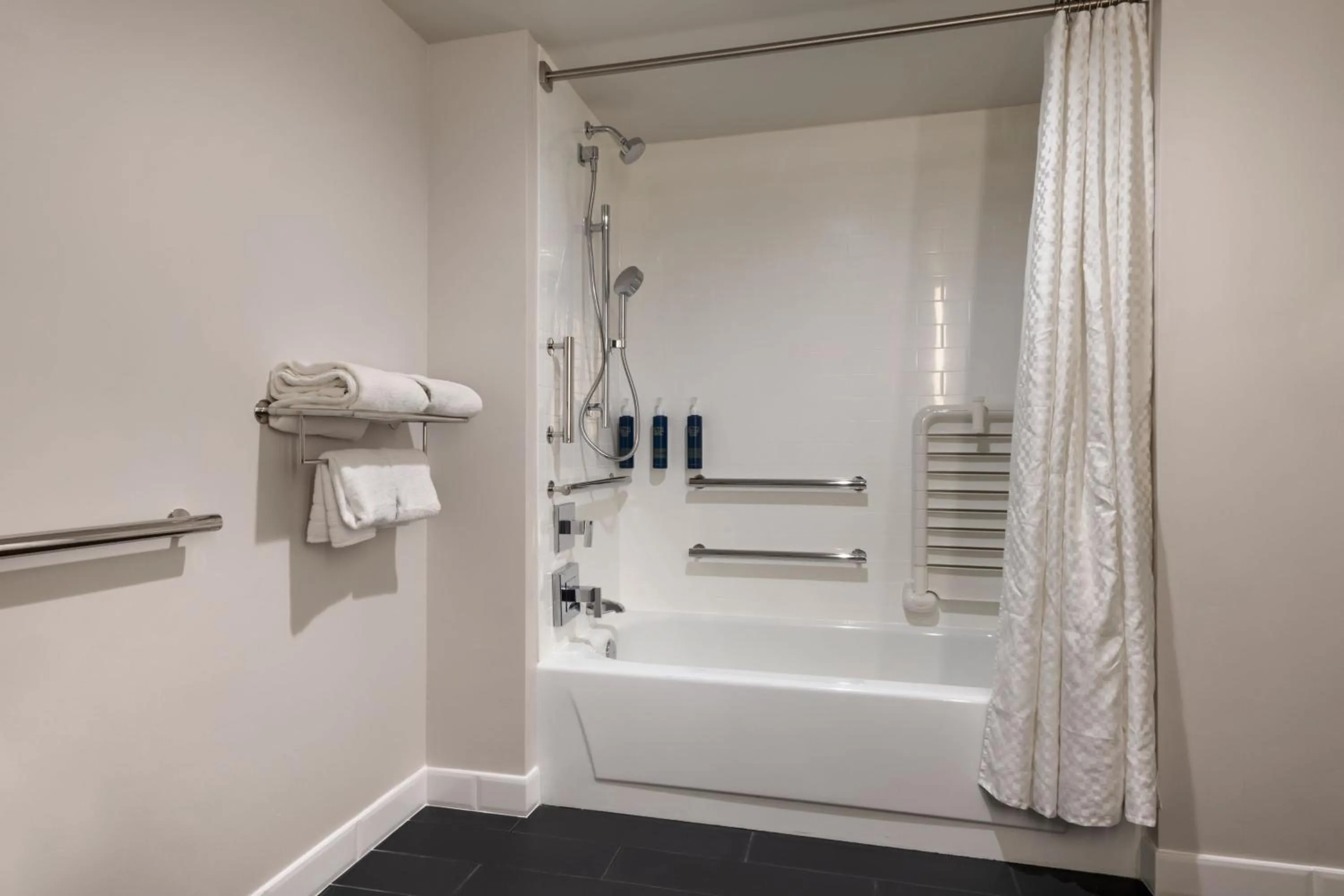 Photo of the whole room in Four Points by Sheraton Bakersfield