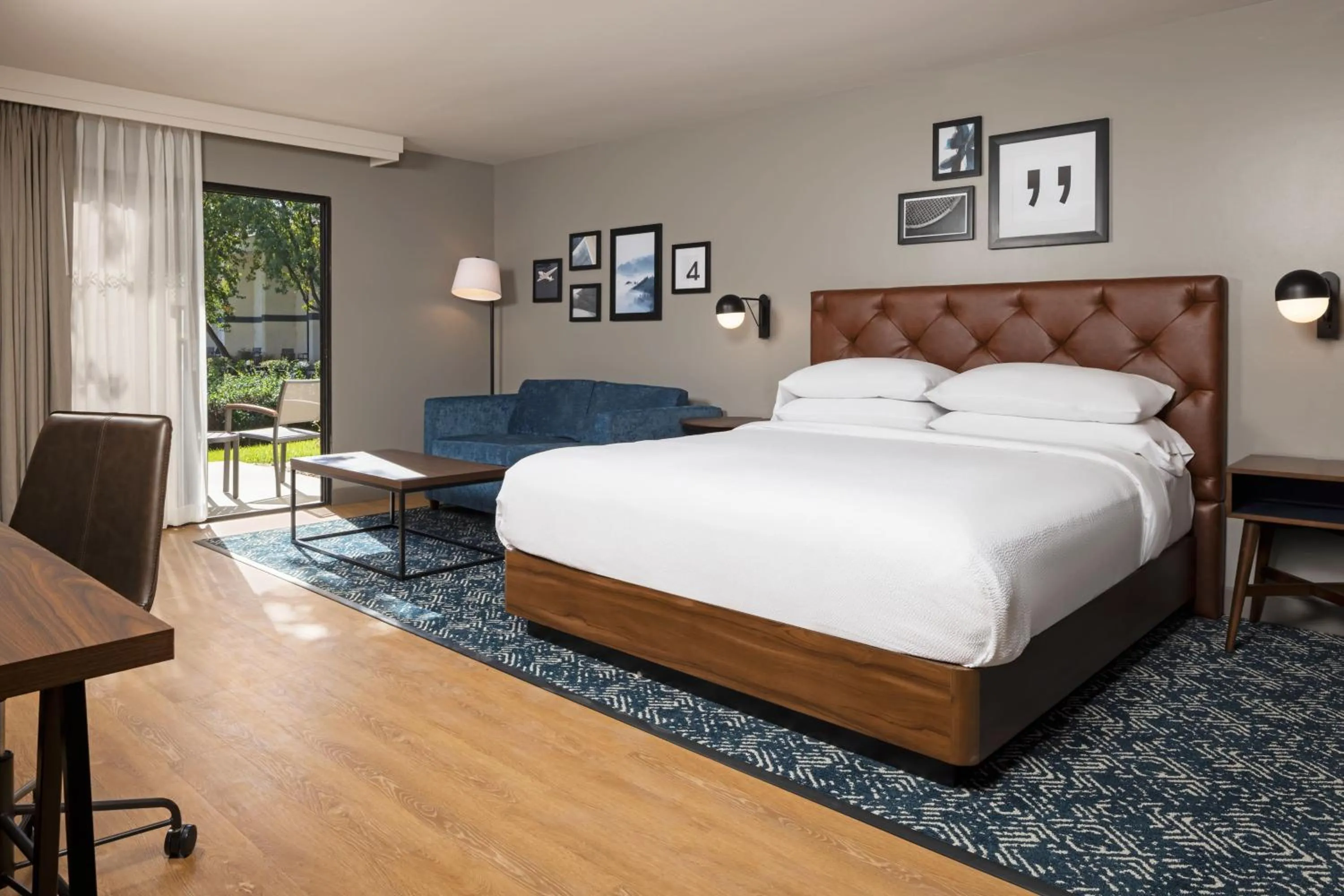 Photo of the whole room, Bed in Four Points by Sheraton Bakersfield