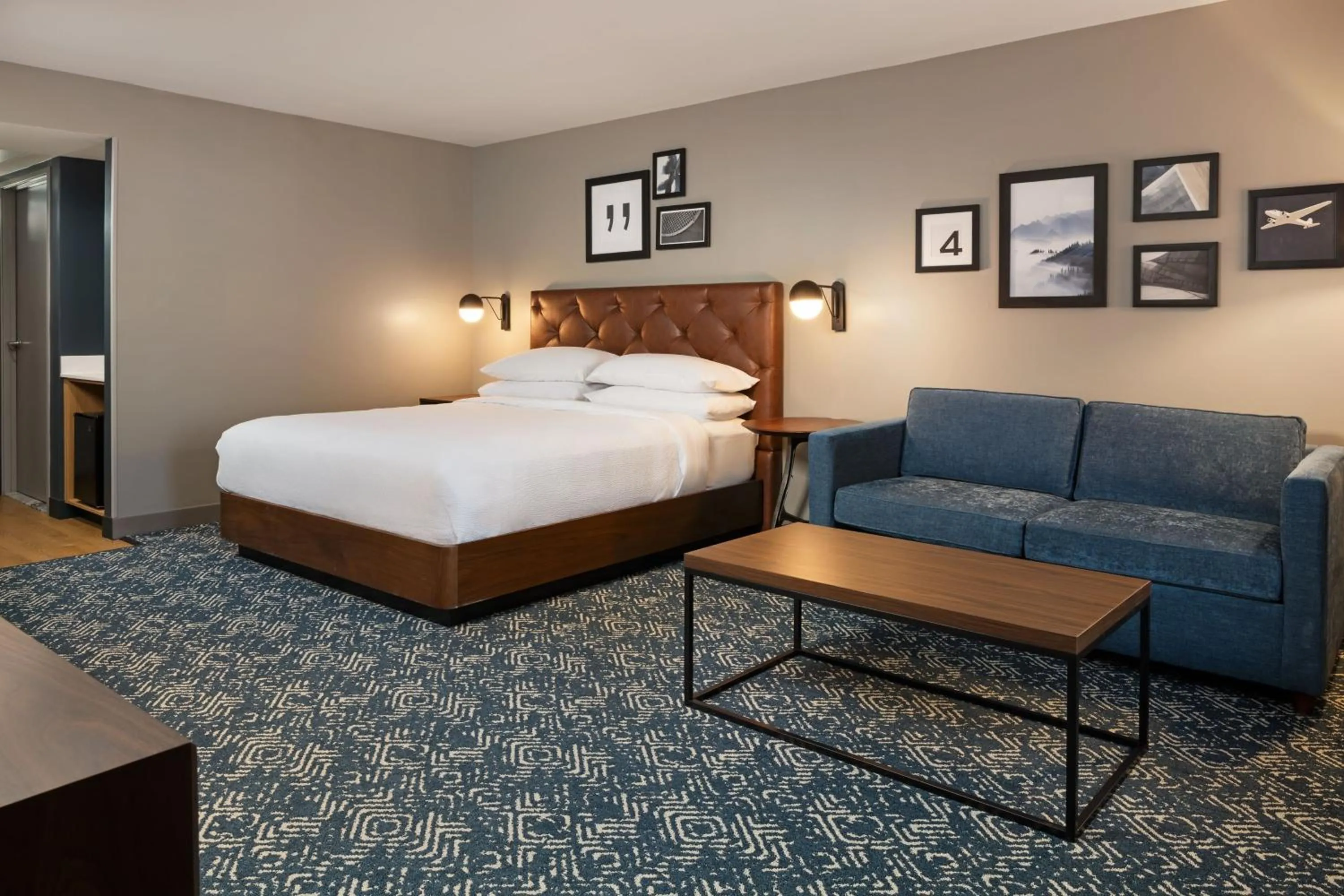 Photo of the whole room, Bed in Four Points by Sheraton Bakersfield