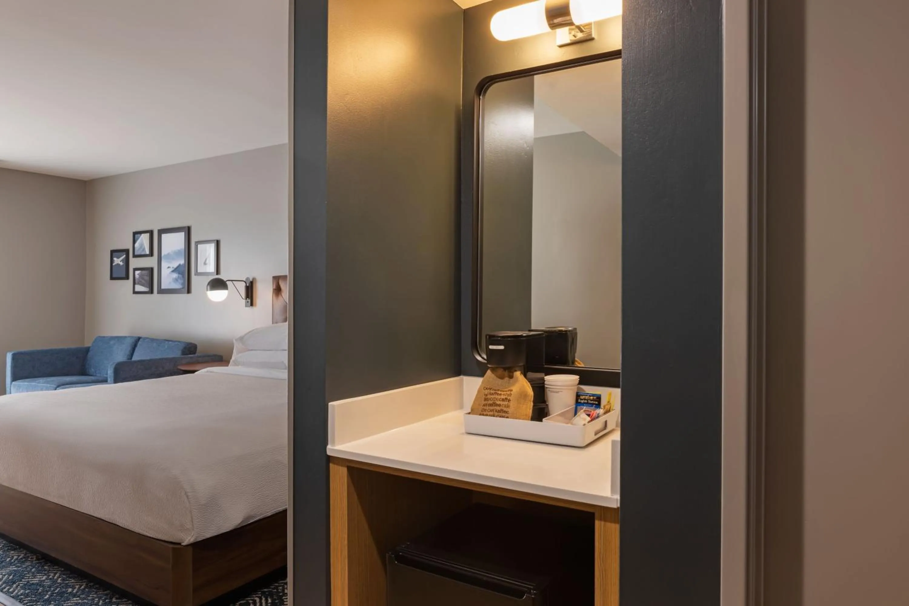 Photo of the whole room, Bed in Four Points by Sheraton Bakersfield