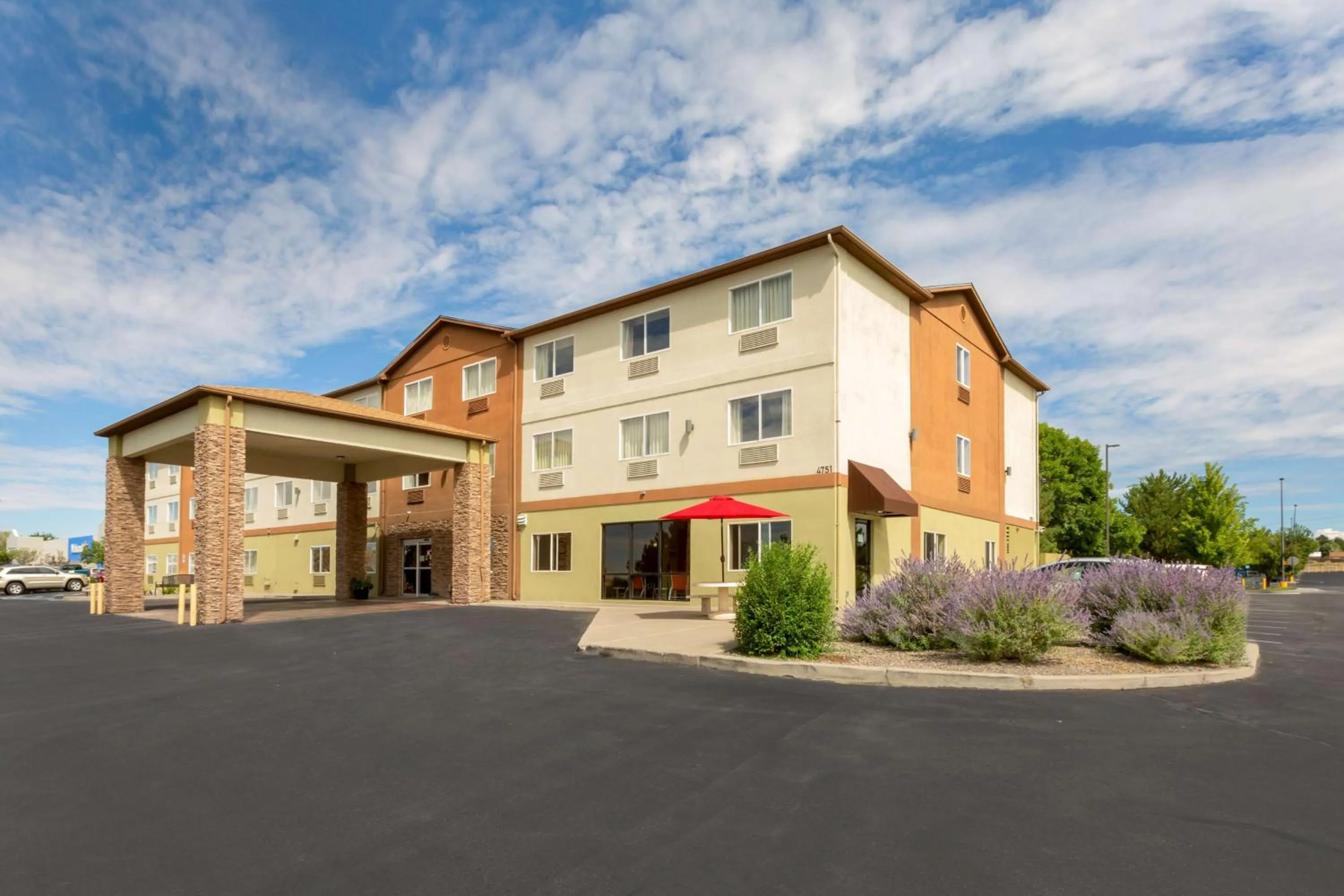 Property building in Best Western Plus the Four Corners Inn