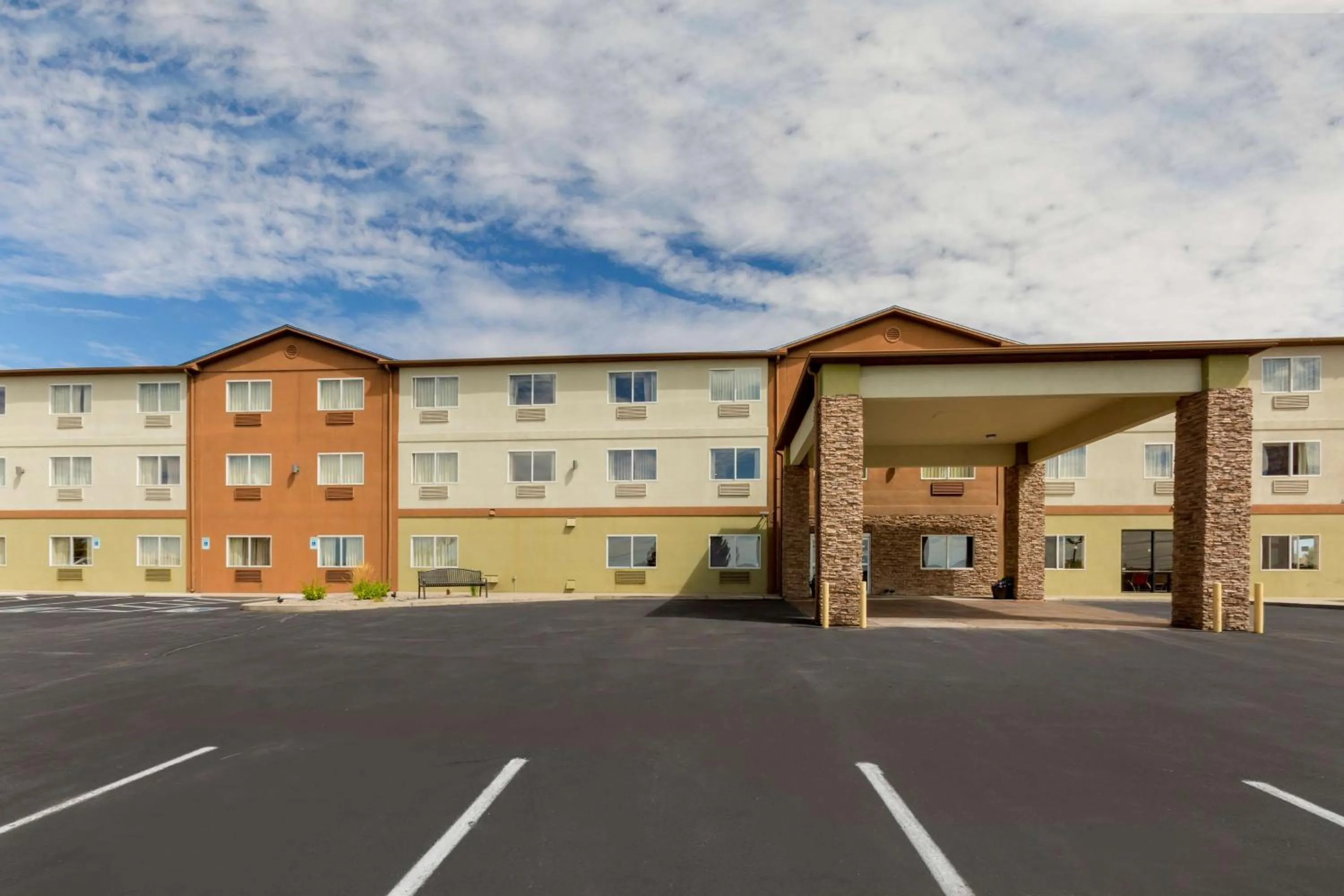 Property building in Best Western Plus the Four Corners Inn