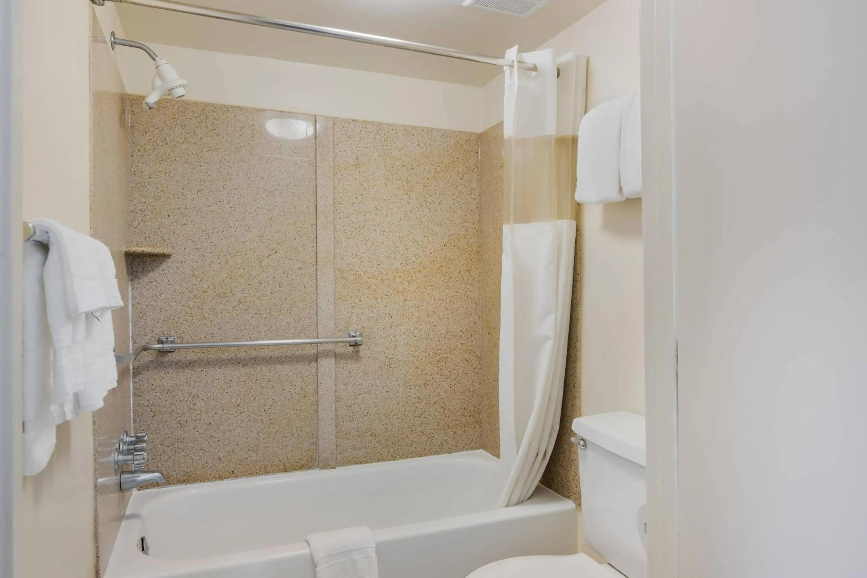 Bedroom in Econo Lodge Williamsburg Historic Area