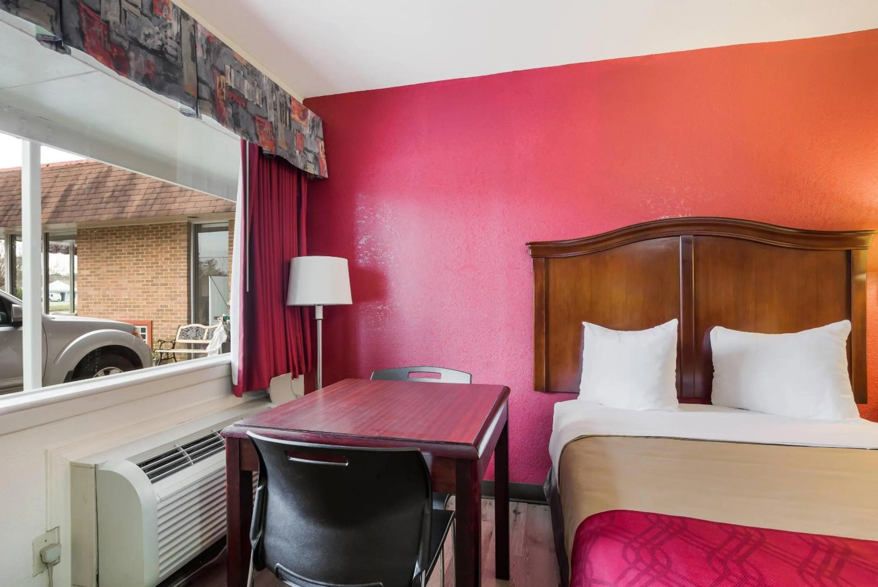 Bedroom, Bed in Econo Lodge Williamsburg Historic Area